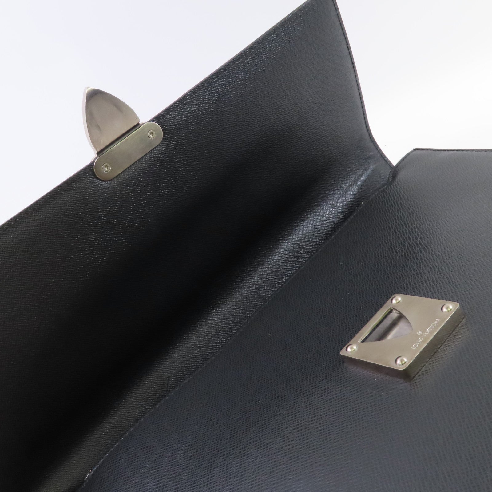 LOUIS VUITTON Taiga Serviette Moskova Business Bag銀扣公事包黑色
