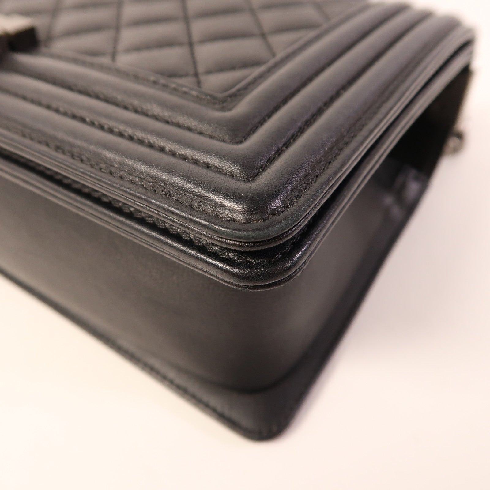 CHANEL 牛皮皮革Boy 25銀扣鏈帶肩背袋