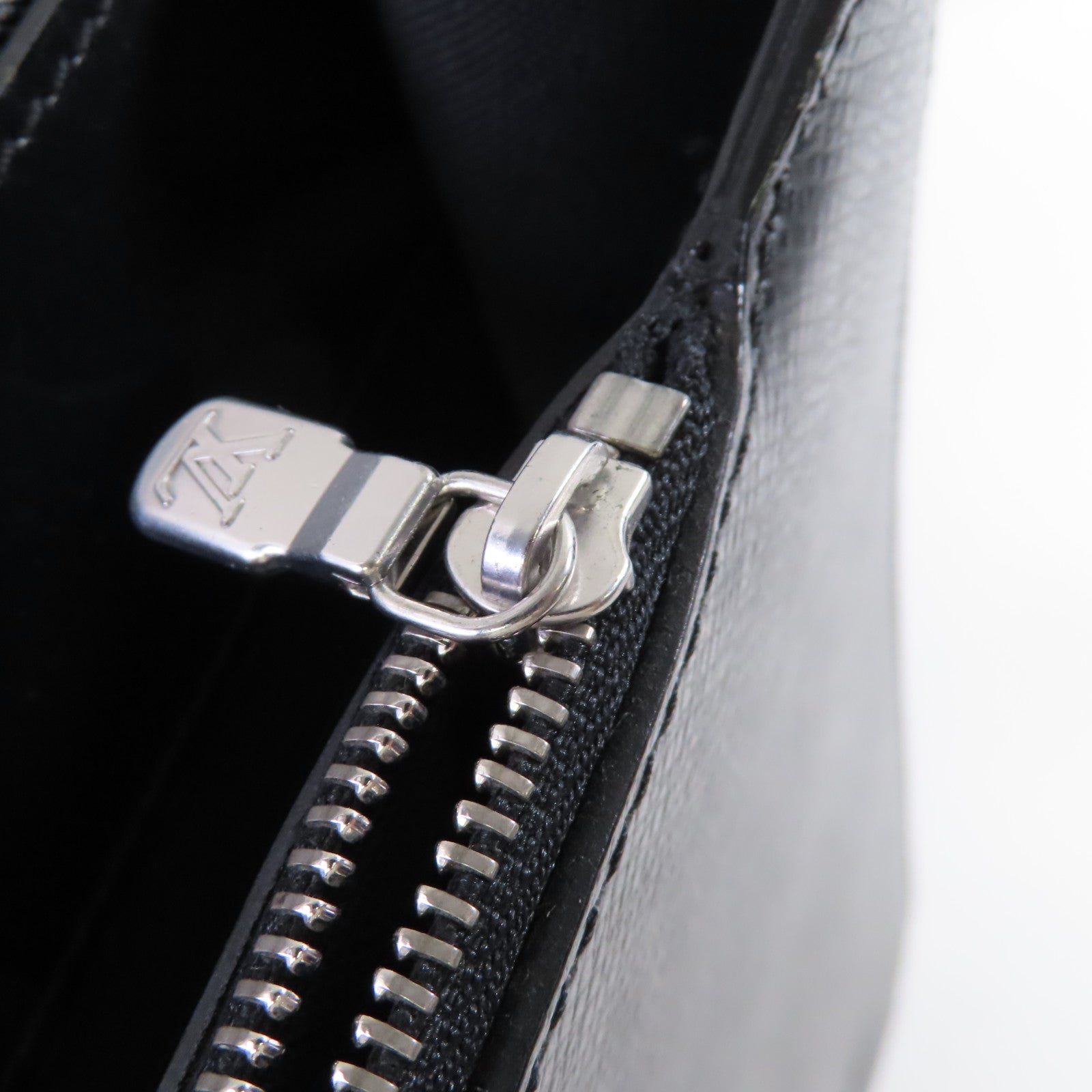 LOUIS VUITTON Taiga Serviette Moskova Business Bag銀扣公事包黑色