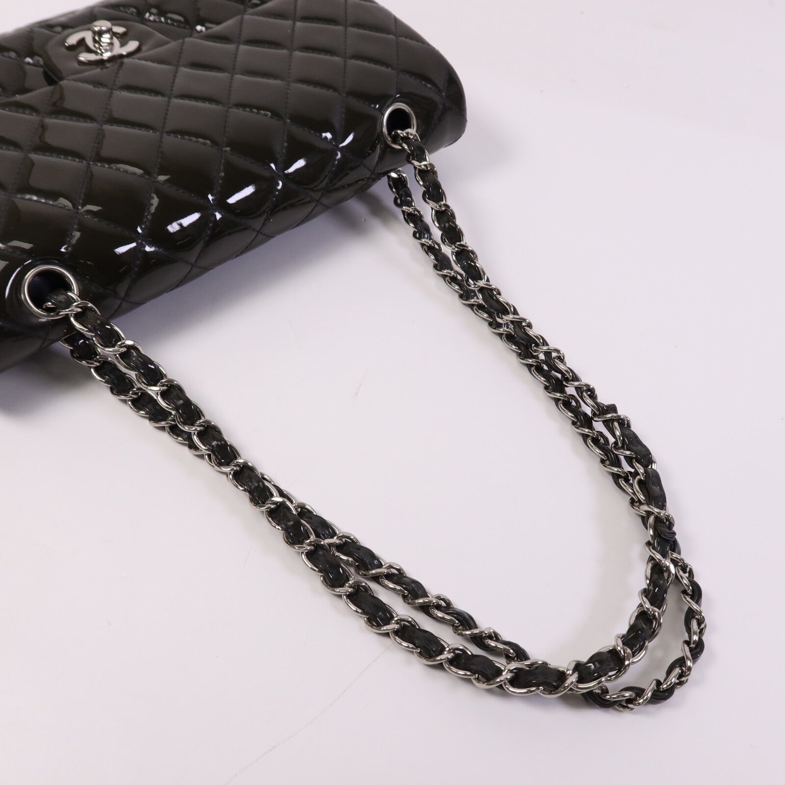 CHANEL 漆皮皮革Classic 25銀扣鏈帶肩背袋