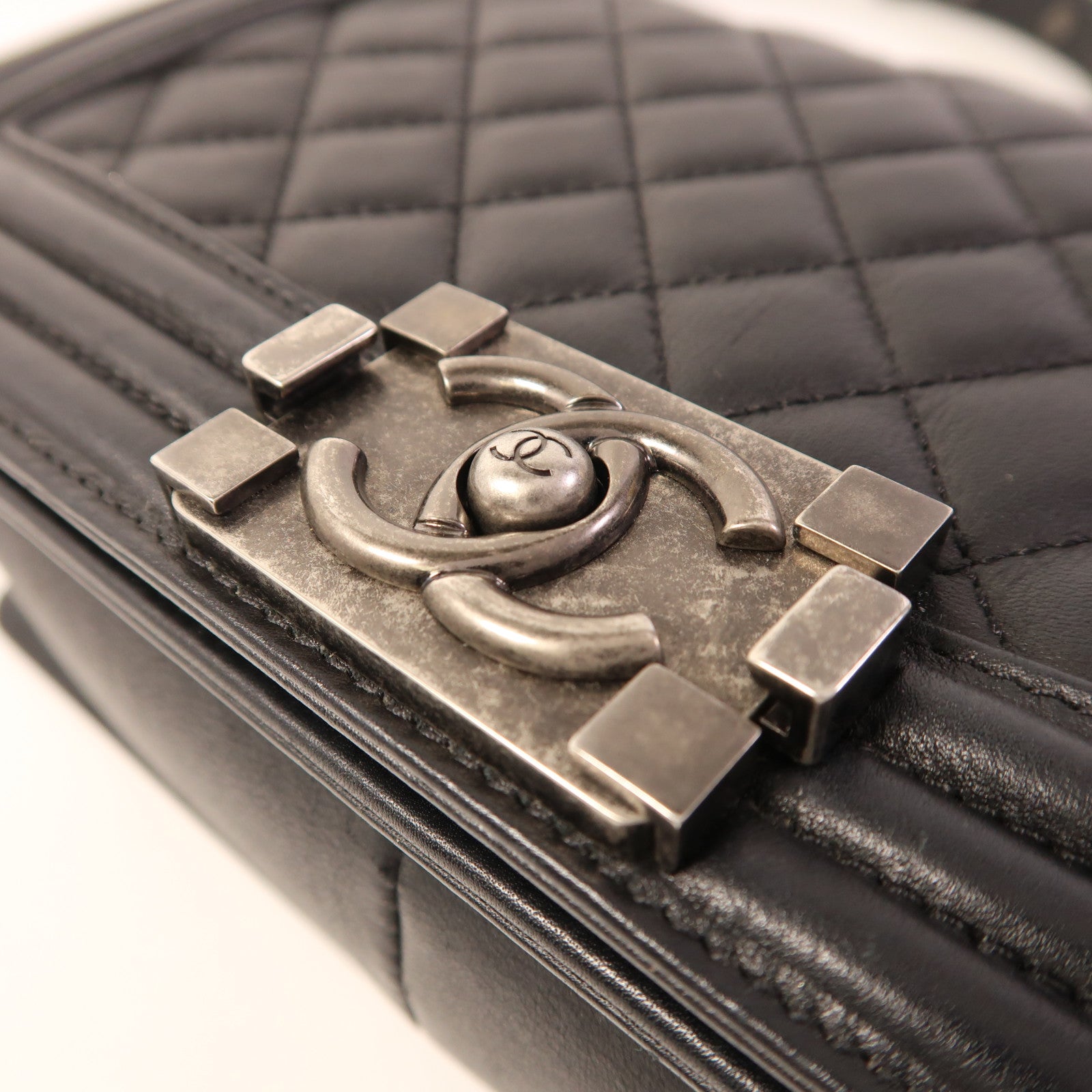 CHANEL 牛皮皮革Boy 25銀扣鏈帶肩背袋