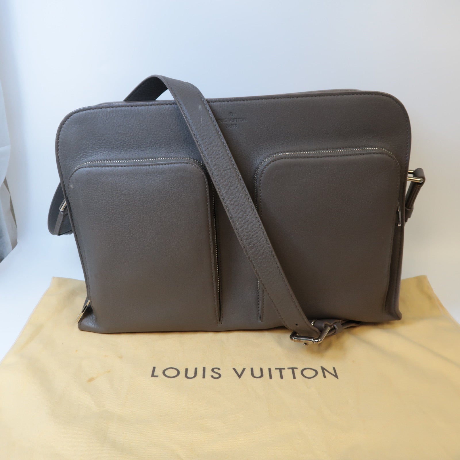 LOUIS VUITTON 【激減優惠】Taupe Naxos皮革Naxos銀扣肩背袋淺褐色