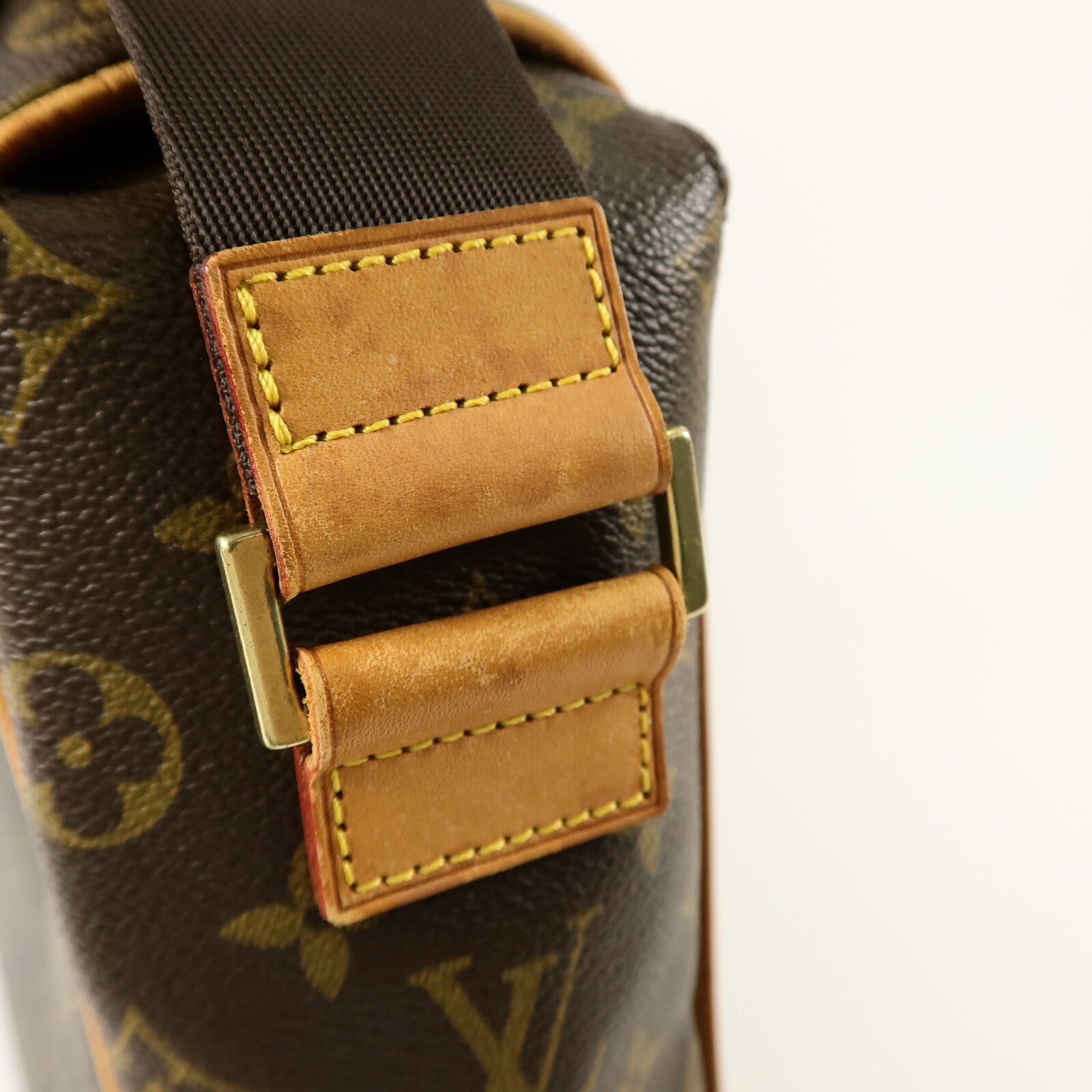LOUIS VUITTON Monogram Abbesses肩背袋