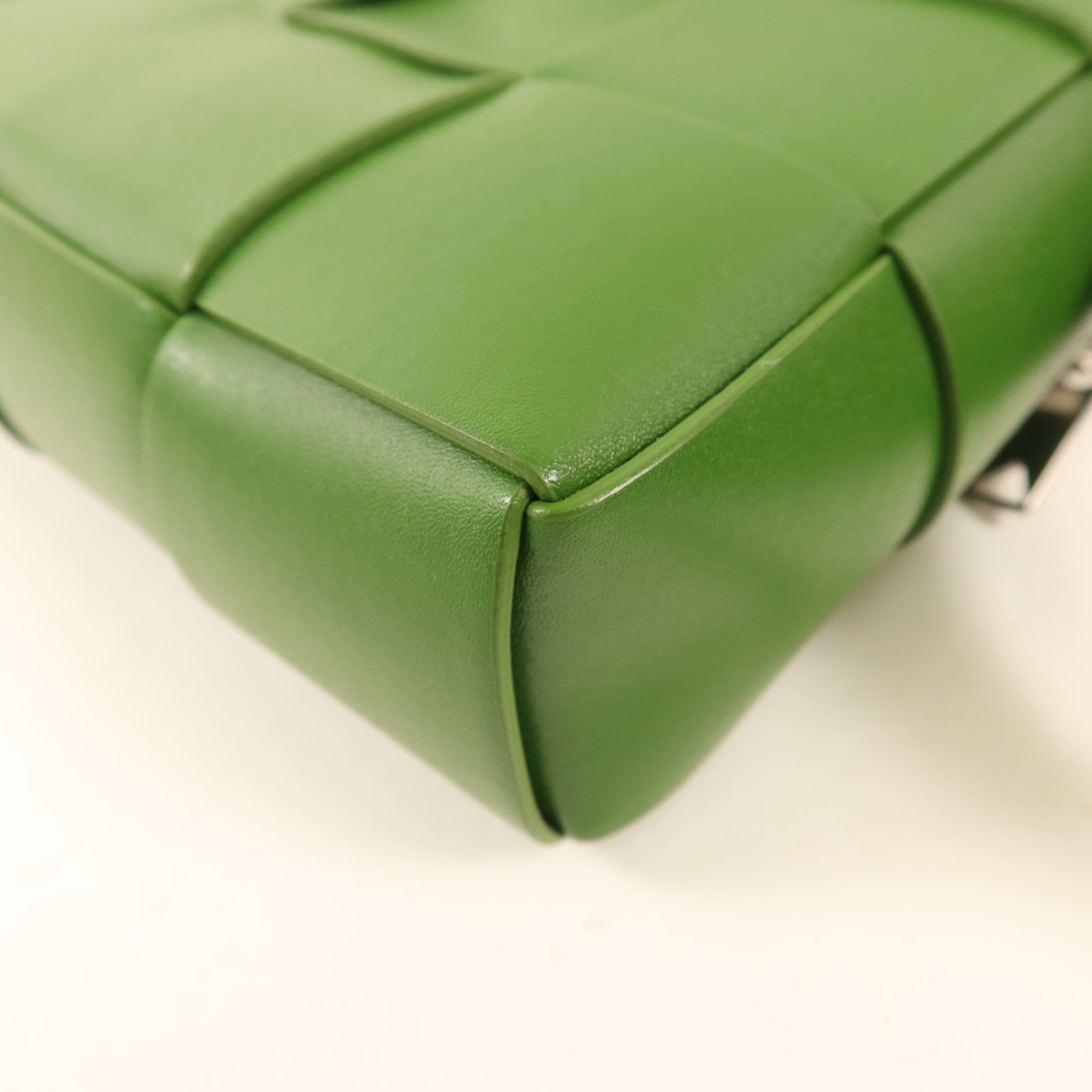 BOTTEGA VENETA 【激減優惠】牛皮皮革Small Cassette Camera Bag銀扣肩背袋