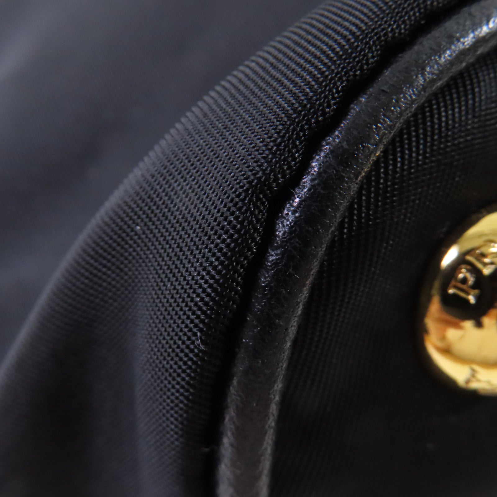 PRADA 尼龍Shoulder Bag金扣肩背袋黑色