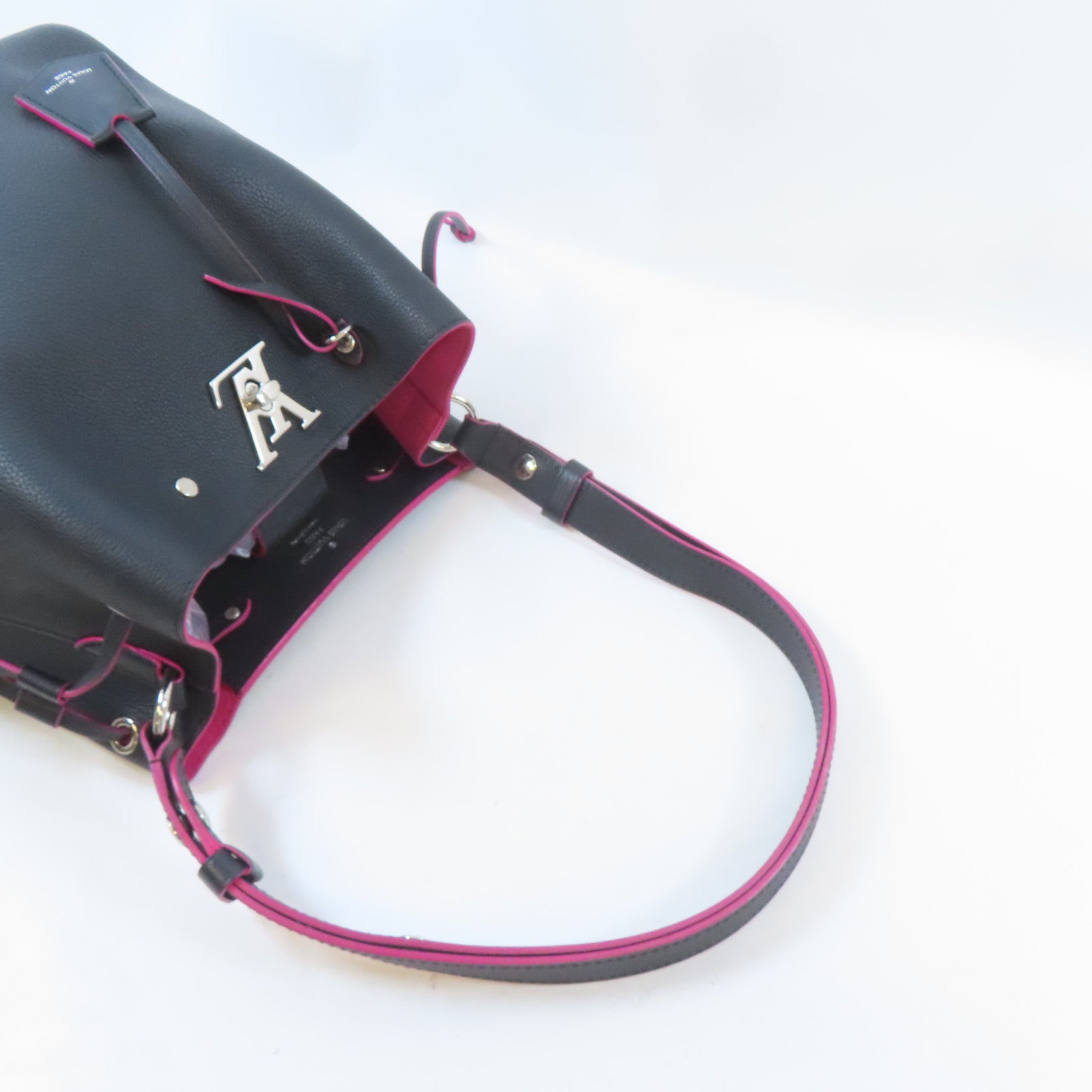 LOUIS VUITTON 牛皮皮革Lockme Bucket Bag銀扣肩背袋黑色