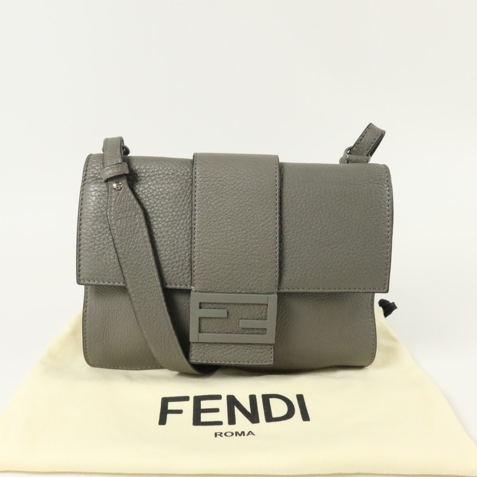 FENDI 牛皮皮革Flat Baguette銀扣肩背袋