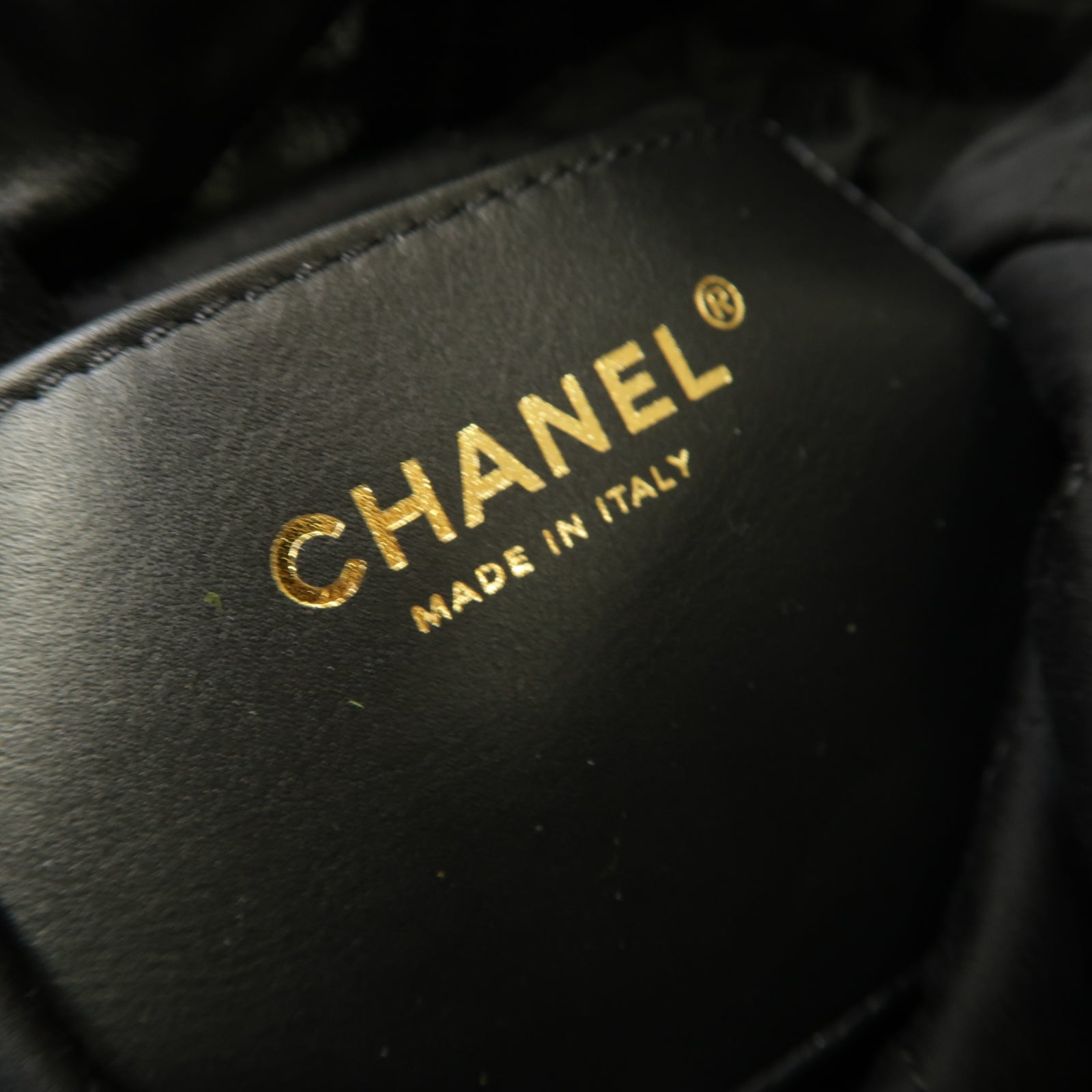 CHANEL 牛皮皮革C22 Mini金扣鏈帶肩背袋黒色