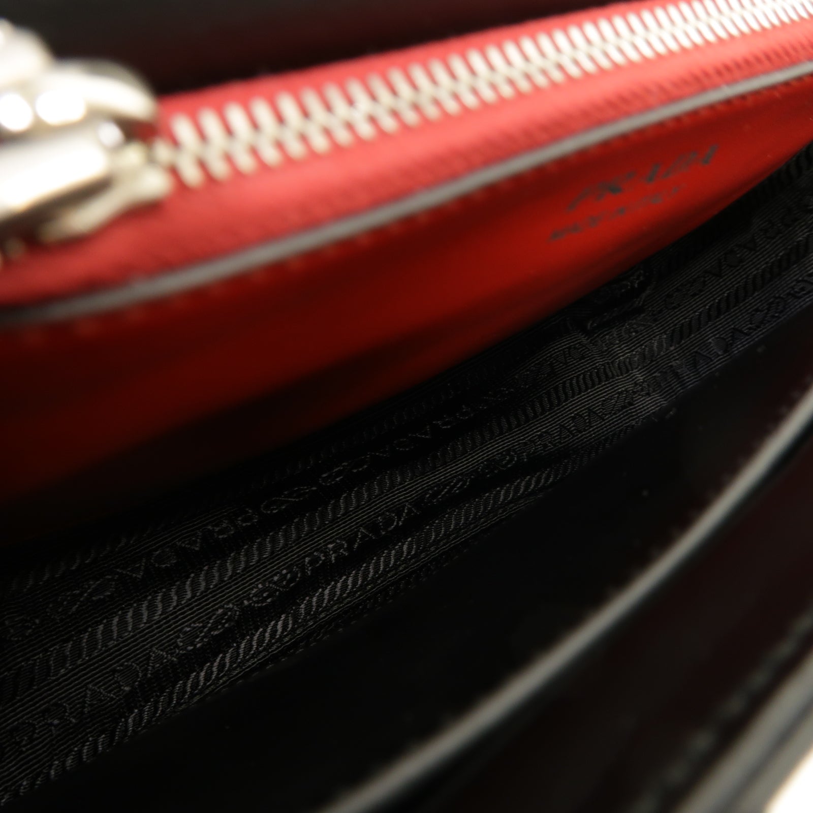 PRADA 牛皮皮革Chain Shoulder Bag銀扣鏈帶肩背袋黑色