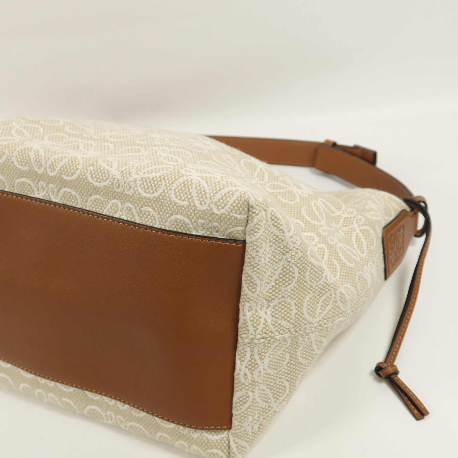 LOEWE 帆布Medium Cubi肩背袋