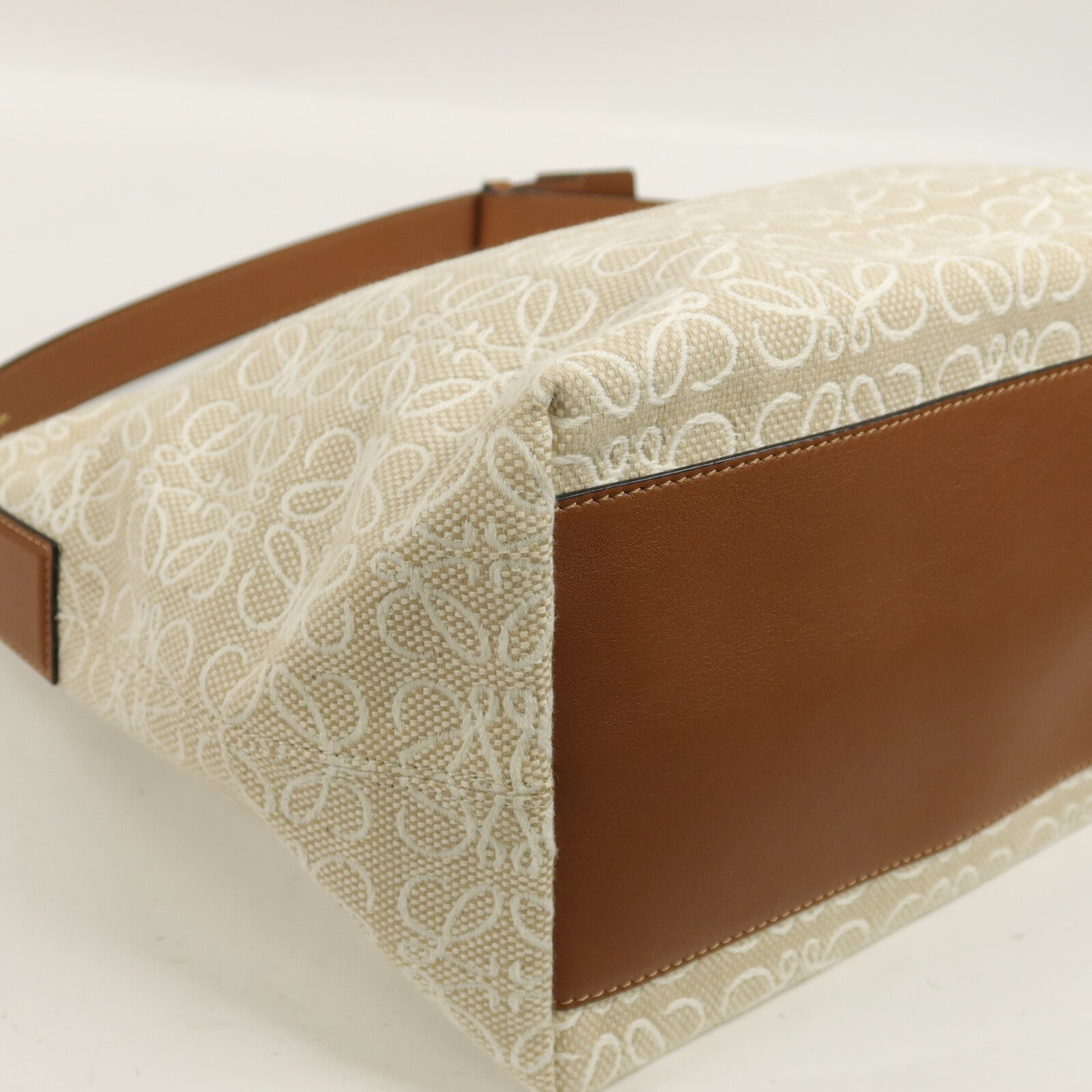 LOEWE 帆布Medium Cubi肩背袋