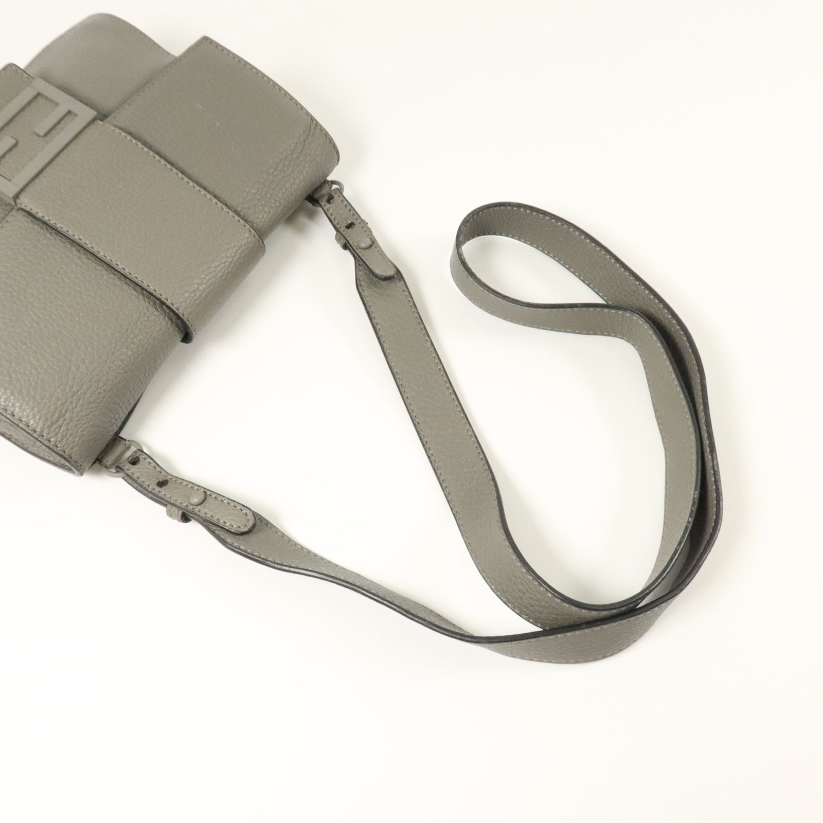 FENDI 牛皮皮革Flat Baguette銀扣肩背袋