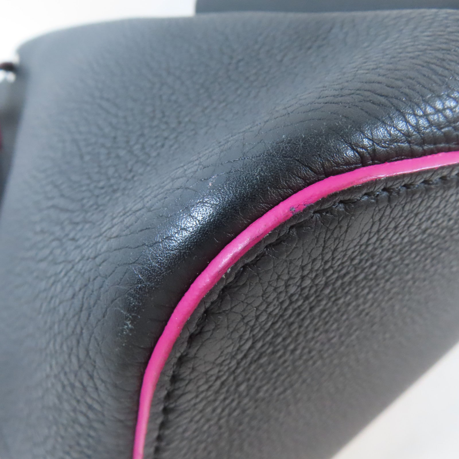 LOUIS VUITTON 牛皮皮革Lockme Bucket Bag銀扣肩背袋黑色