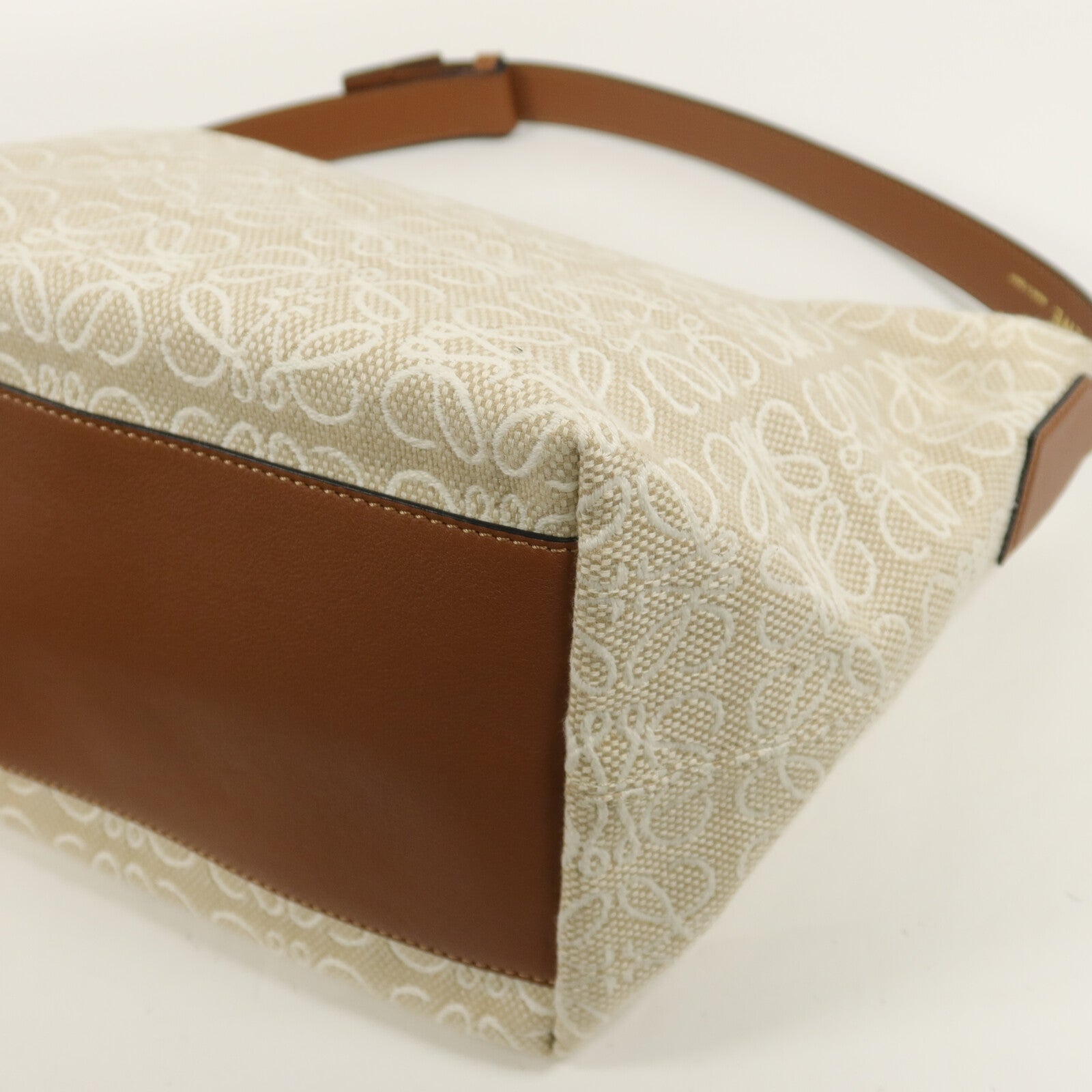 LOEWE 帆布Medium Cubi肩背袋