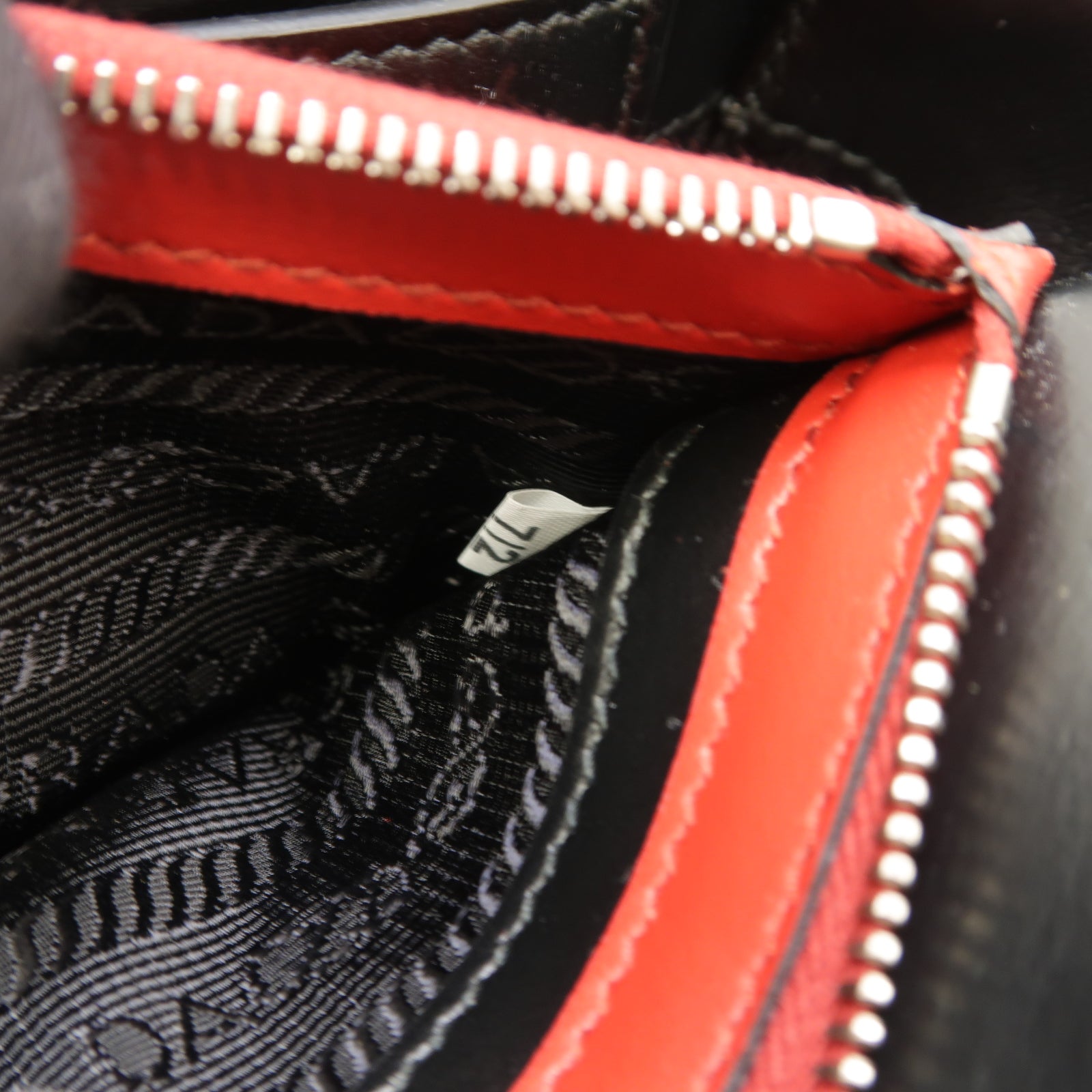 PRADA 牛皮皮革Chain Shoulder Bag銀扣鏈帶肩背袋黑色