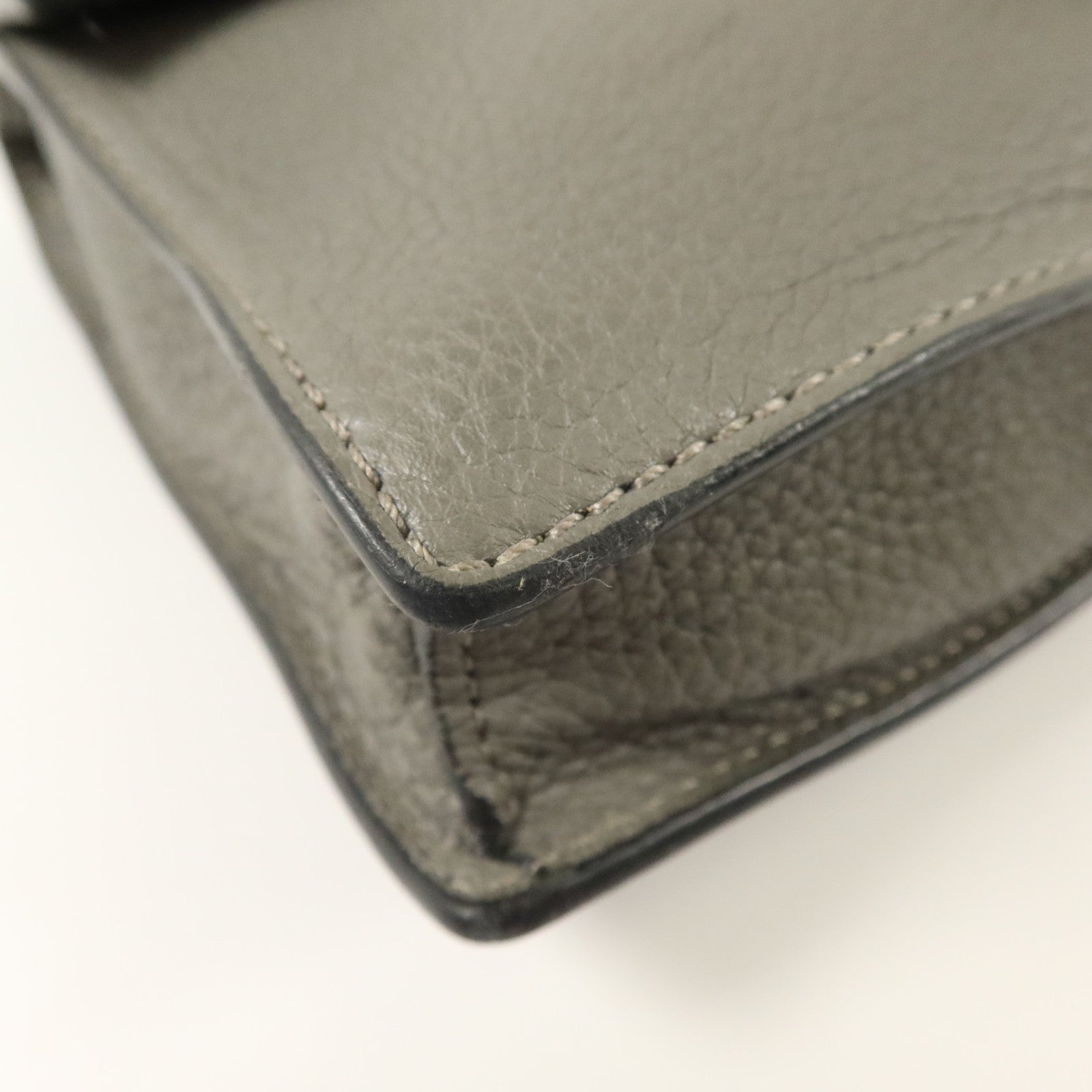 FENDI 牛皮皮革Flat Baguette銀扣肩背袋