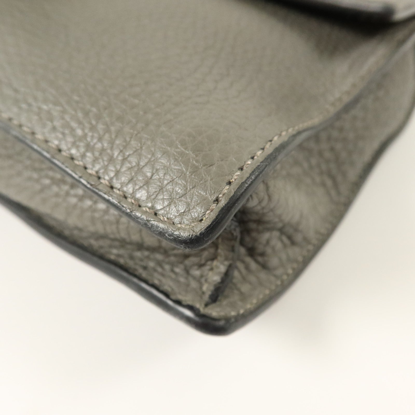 FENDI 牛皮皮革Flat Baguette銀扣肩背袋