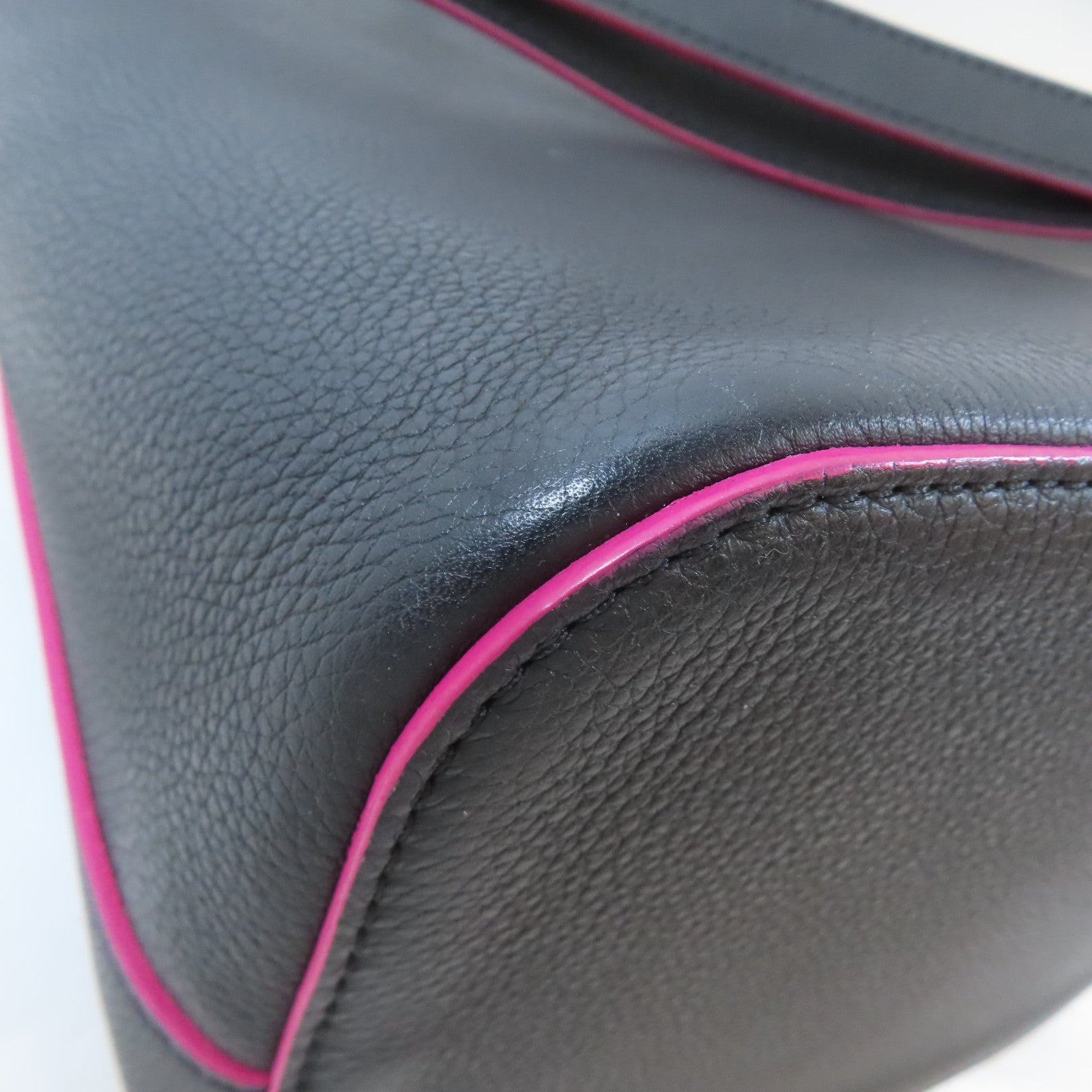 LOUIS VUITTON 牛皮皮革Lockme Bucket Bag銀扣肩背袋黑色