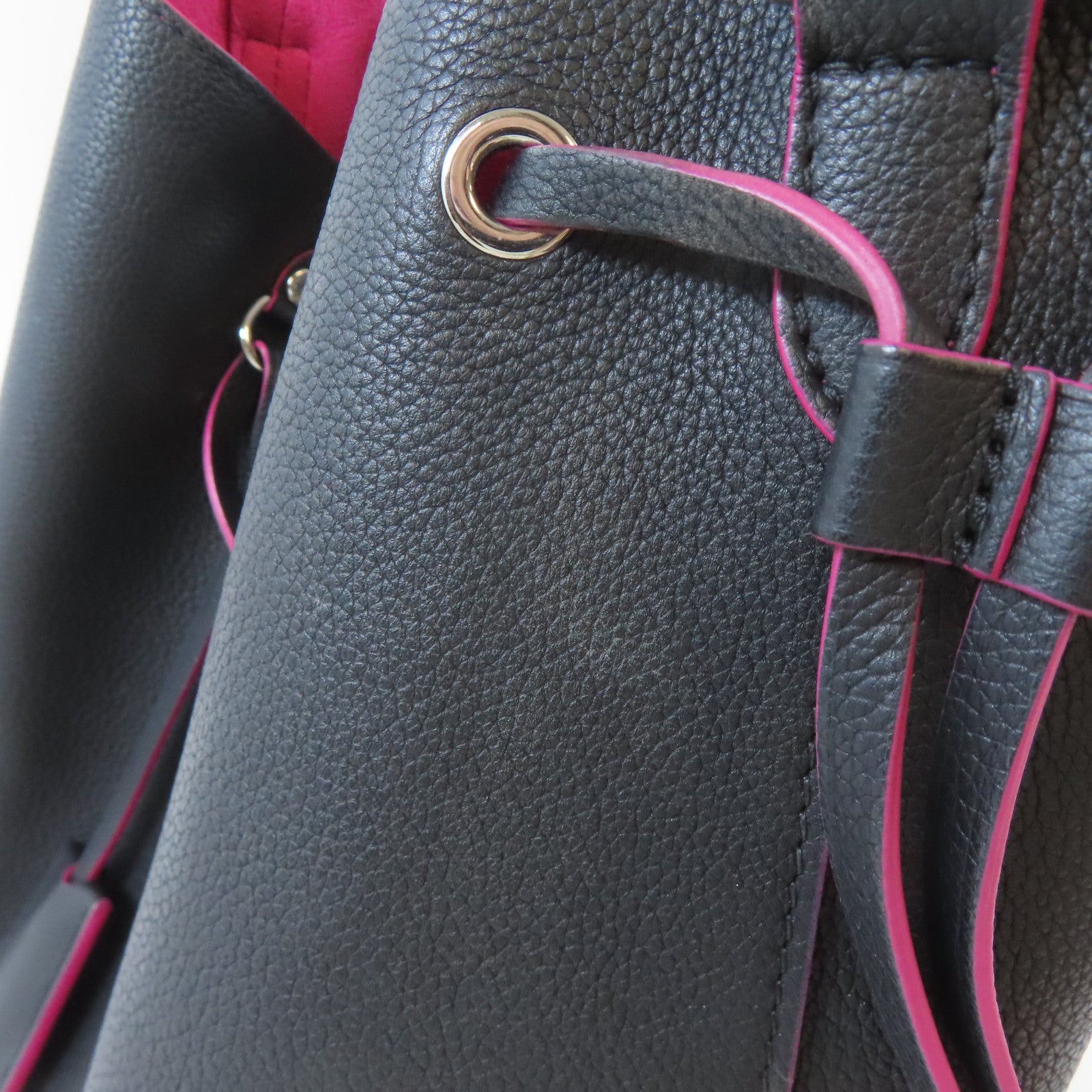 LOUIS VUITTON 牛皮皮革Lockme Bucket Bag銀扣肩背袋黑色