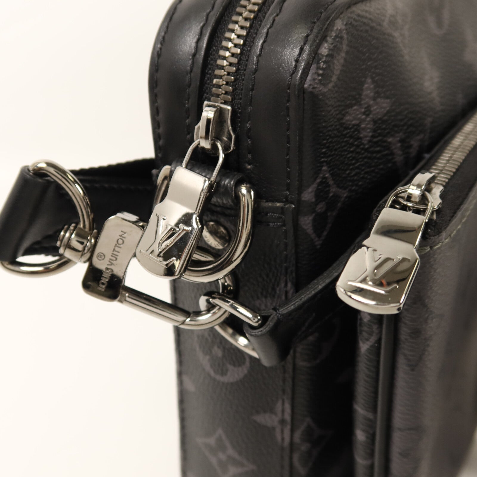 LOUIS VUITTON Monogram Eclipse Reverse Trio Messenger銀扣肩背袋灰色