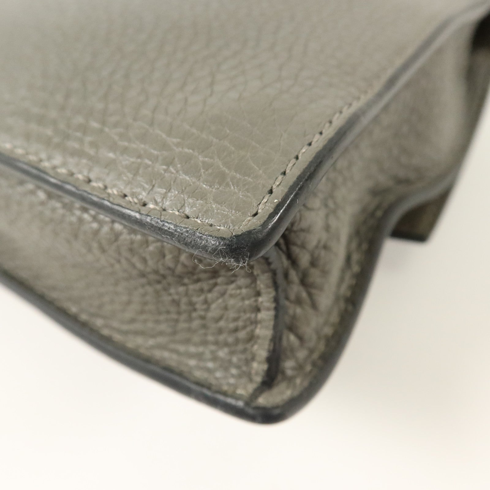 FENDI 牛皮皮革Flat Baguette銀扣肩背袋