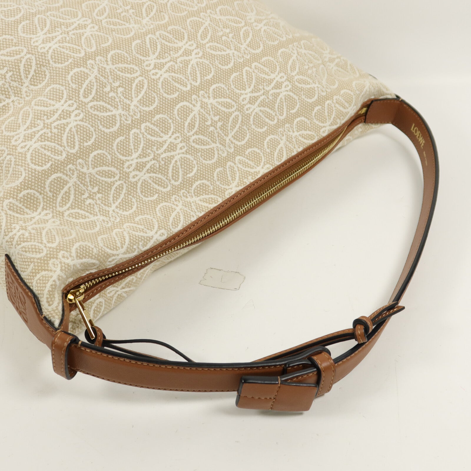 LOEWE 帆布Medium Cubi肩背袋