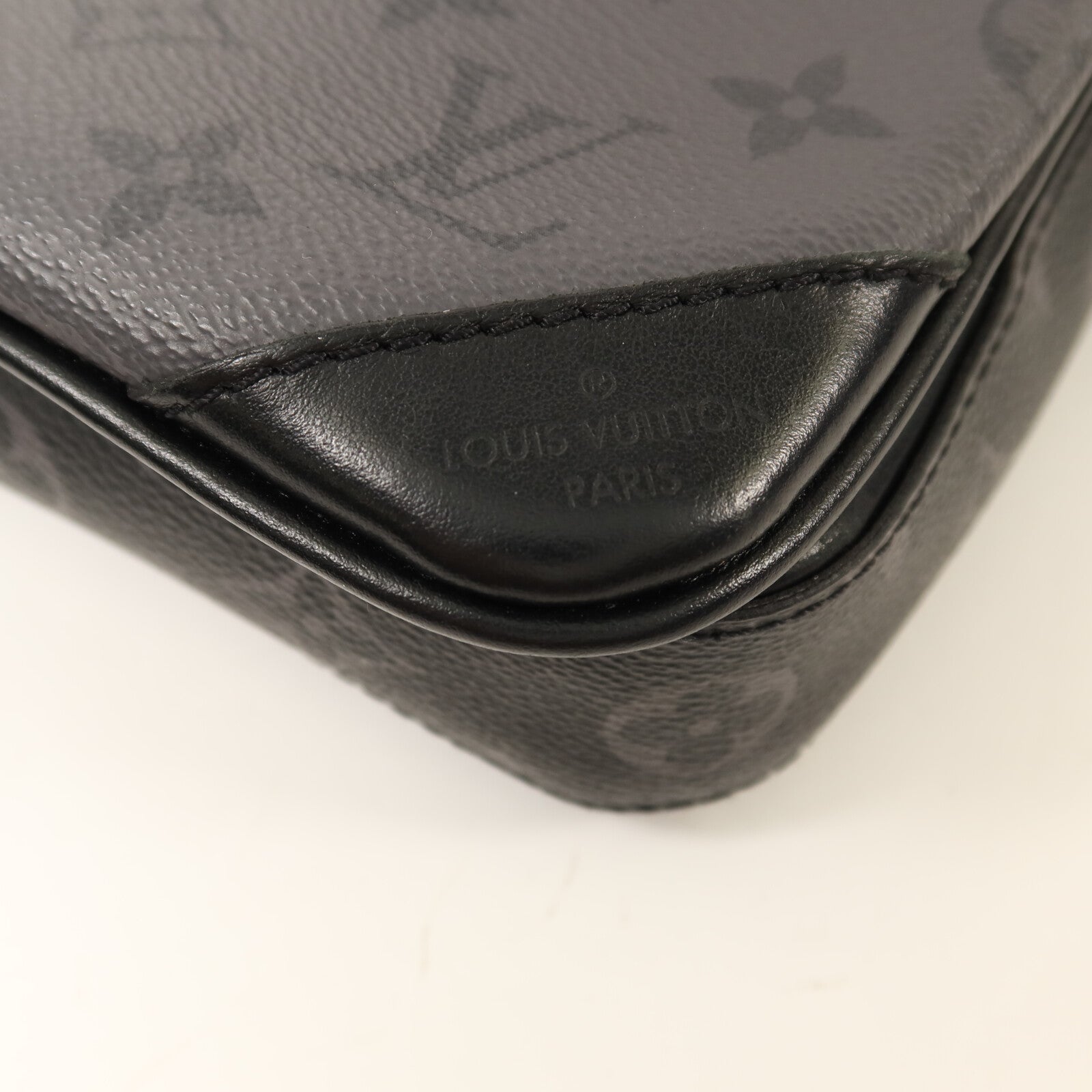 LOUIS VUITTON Monogram Eclipse Reverse Trio Messenger銀扣肩背袋灰色