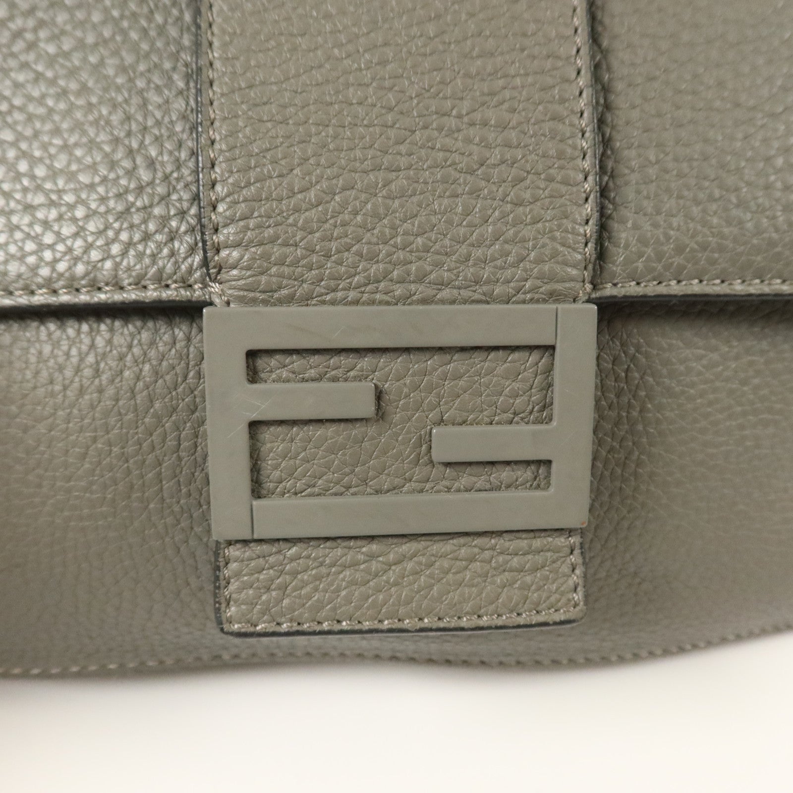 FENDI 牛皮皮革Flat Baguette銀扣肩背袋