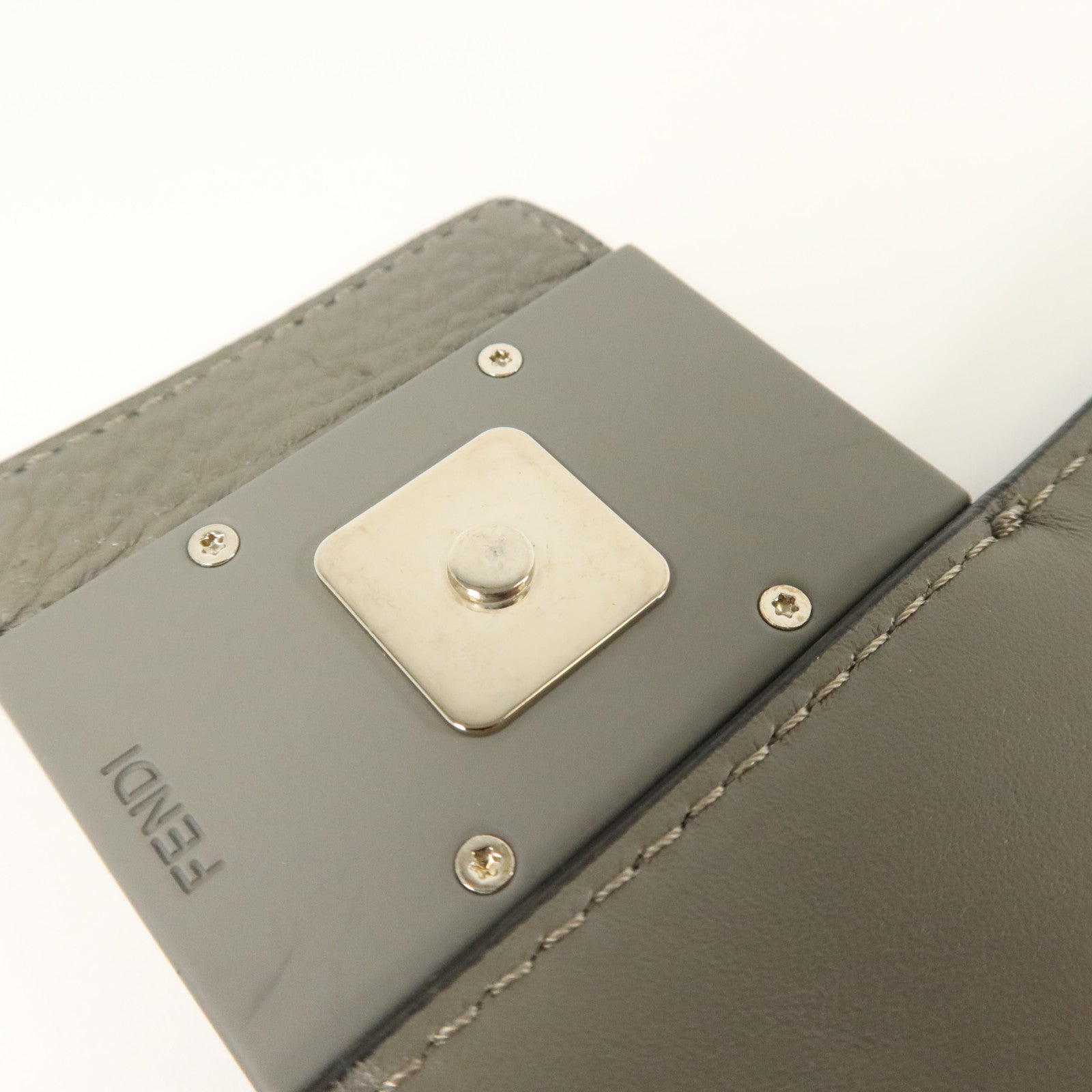 FENDI 牛皮皮革Flat Baguette銀扣肩背袋