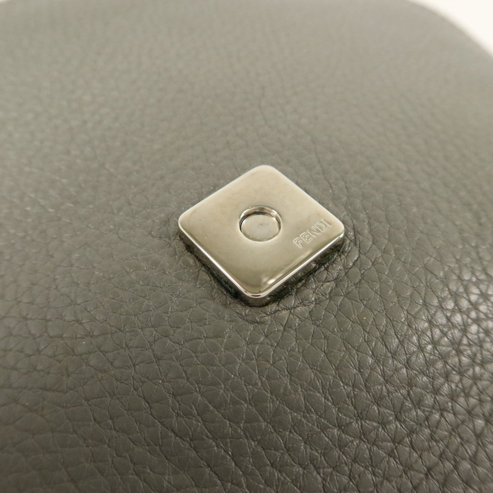 FENDI 牛皮皮革Flat Baguette銀扣肩背袋