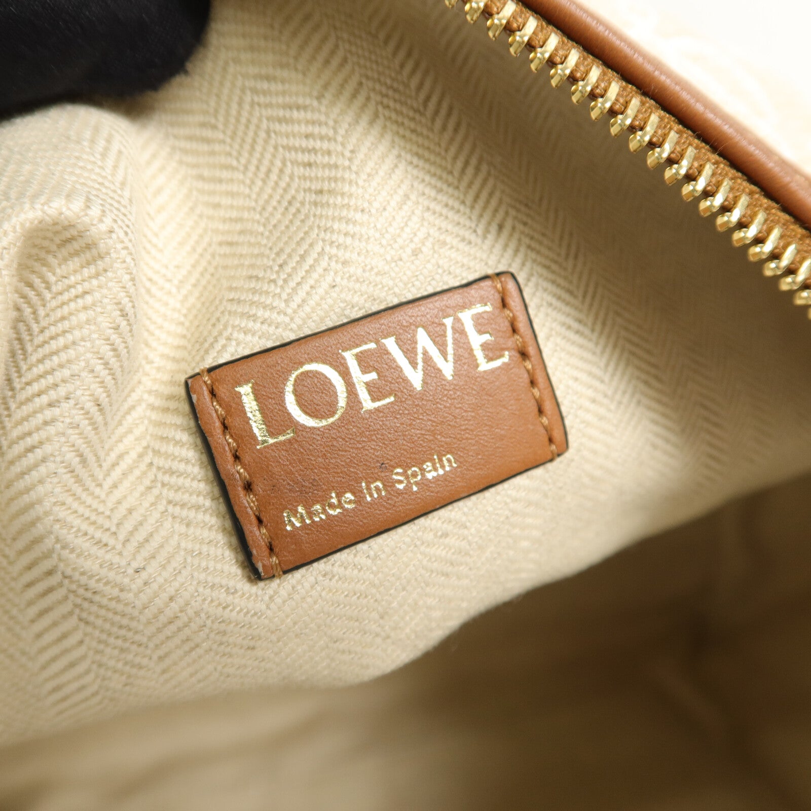 LOEWE 帆布Medium Cubi肩背袋
