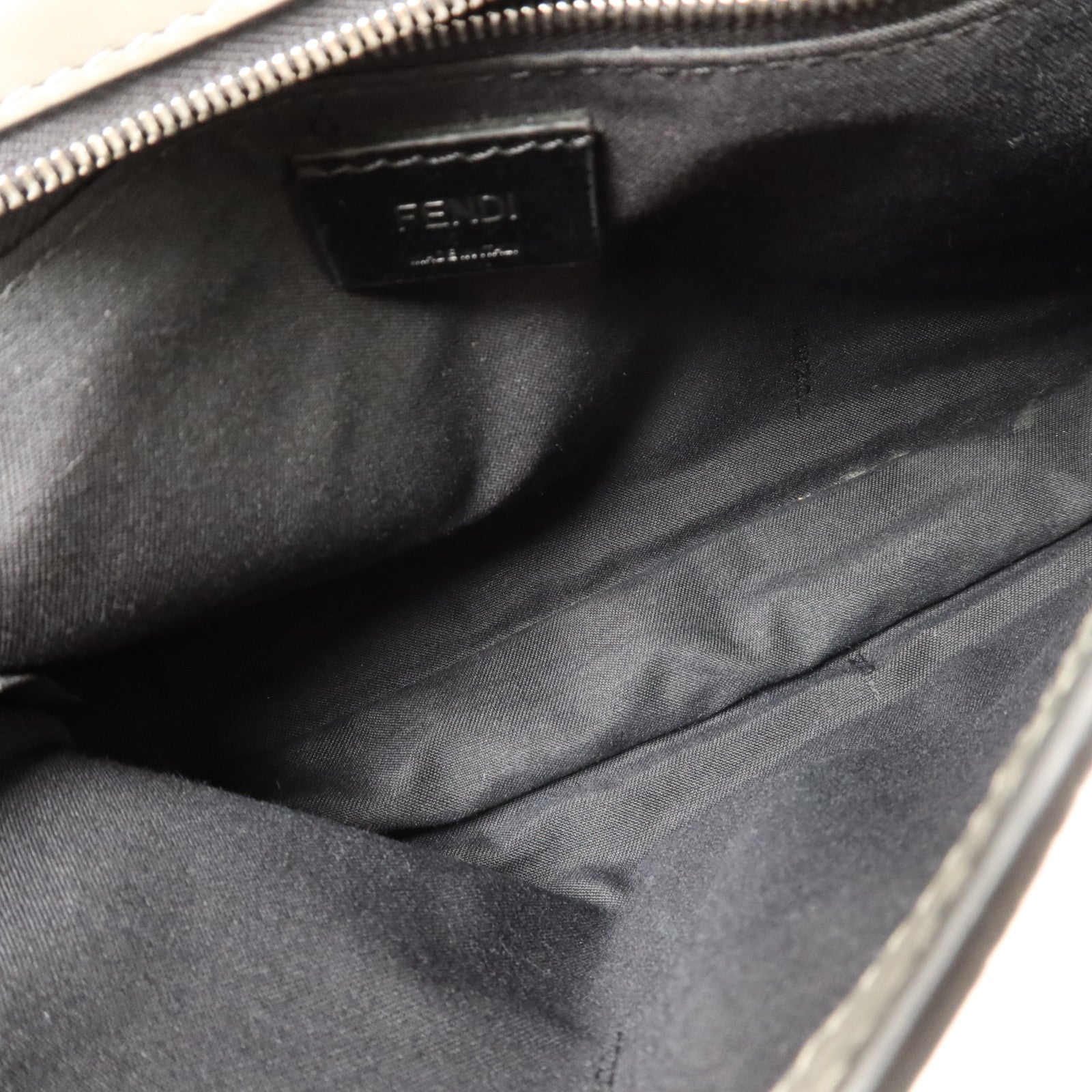 FENDI 牛皮皮革Flat Baguette銀扣肩背袋