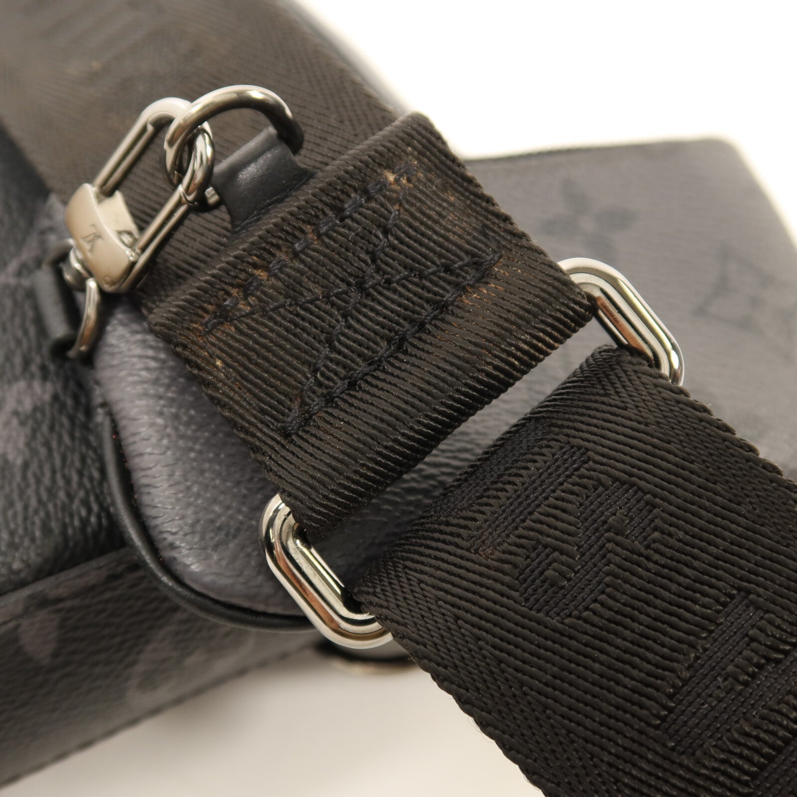 LOUIS VUITTON Monogram Eclipse Reverse Trio Messenger銀扣肩背袋灰色