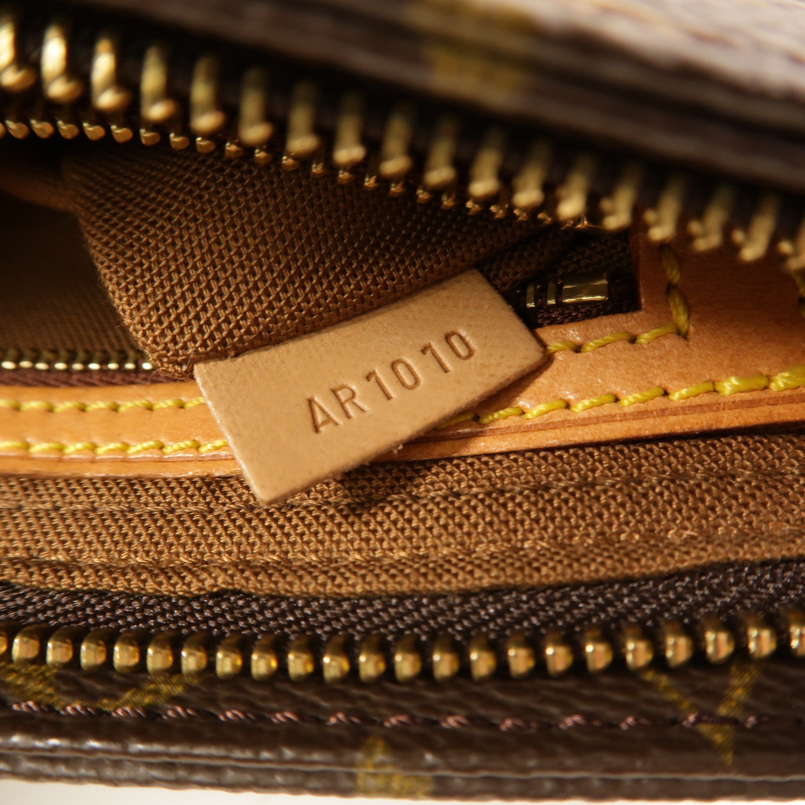 LOUIS VUITTON Monogram Trotteur肩背袋
