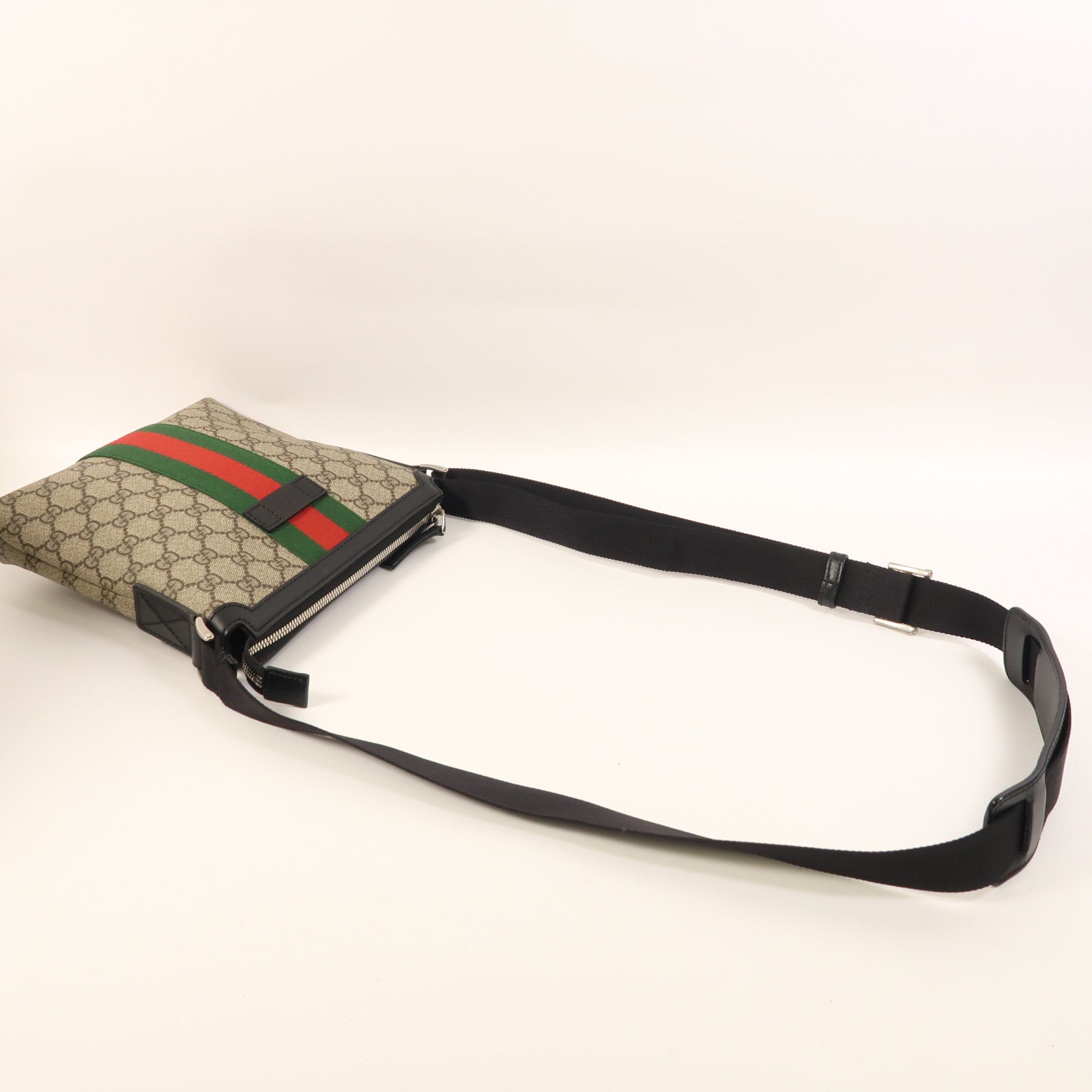 GUCCI 塗層帆布GG Supreme Shoulder Bag銀扣肩背袋