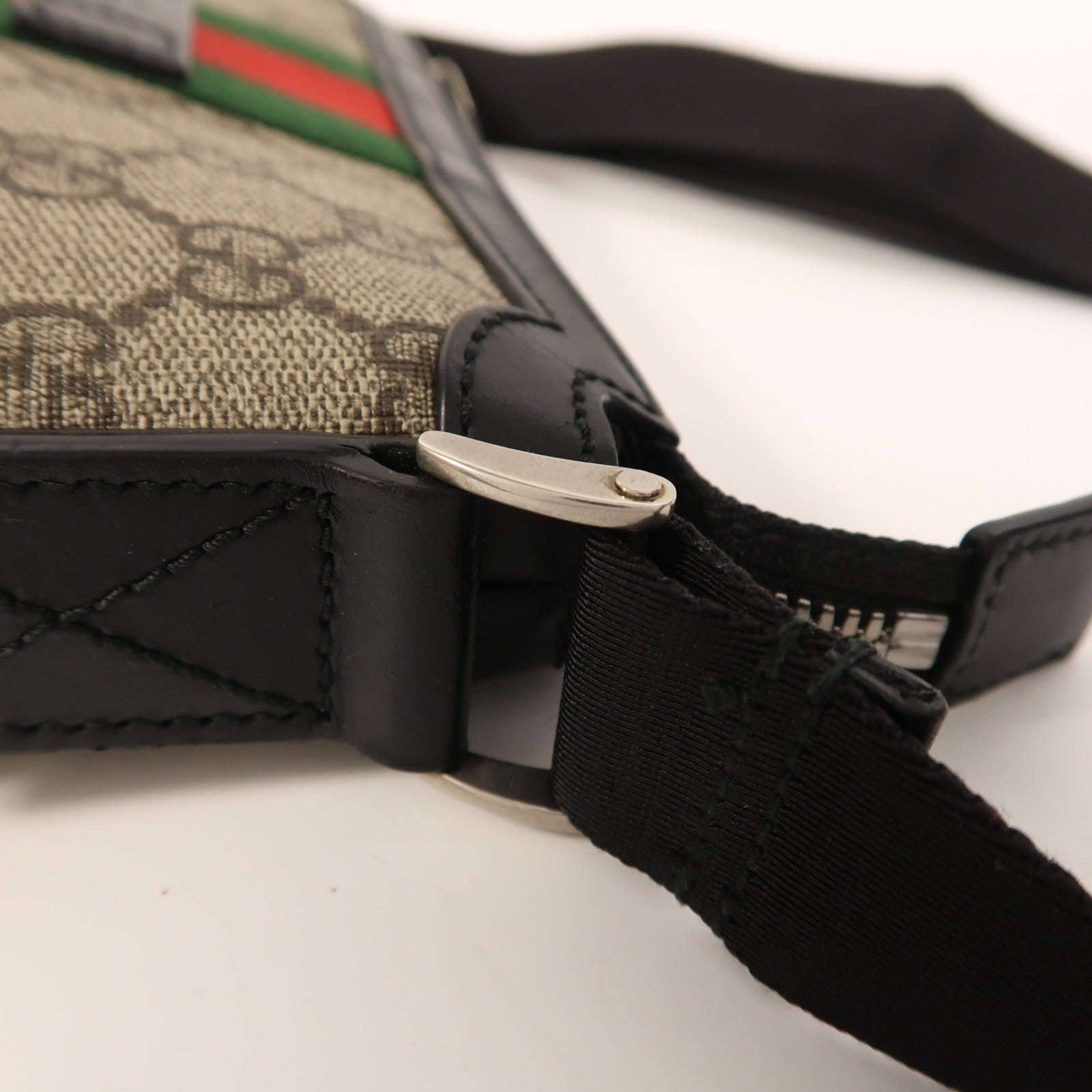 GUCCI 塗層帆布GG Supreme Shoulder Bag銀扣肩背袋