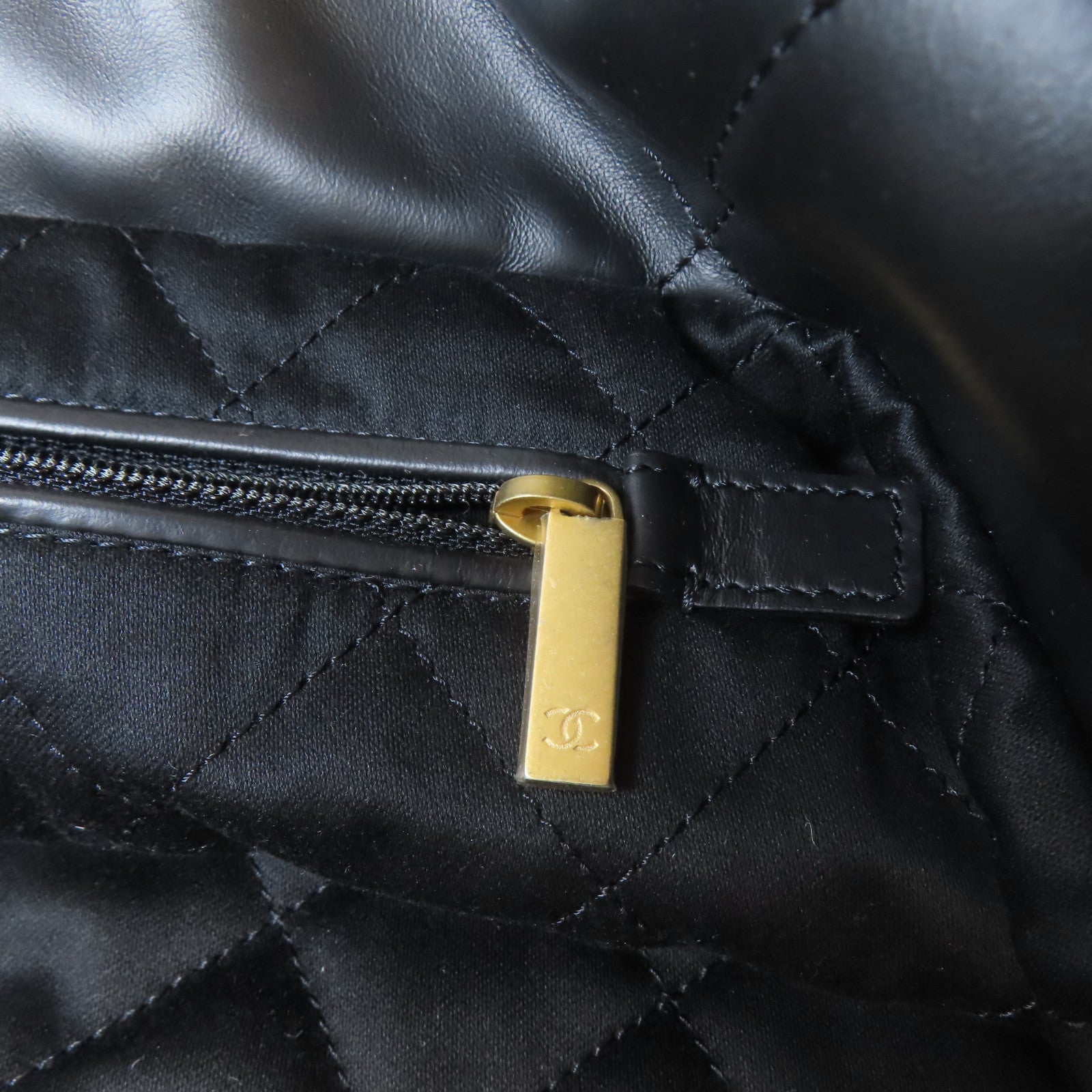 CHANEL 菱格羊皮皮革Chanel 22 Chain Shoulder Bag金扣鏈帶肩背袋黑色