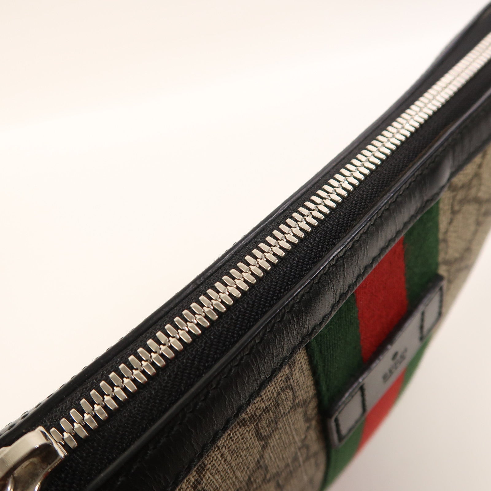 GUCCI 塗層帆布GG Supreme Shoulder Bag銀扣肩背袋