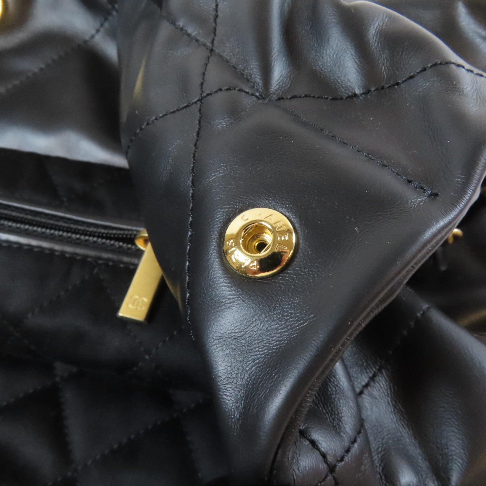 CHANEL 菱格羊皮皮革Chanel 22 Chain Shoulder Bag金扣鏈帶肩背袋黑色