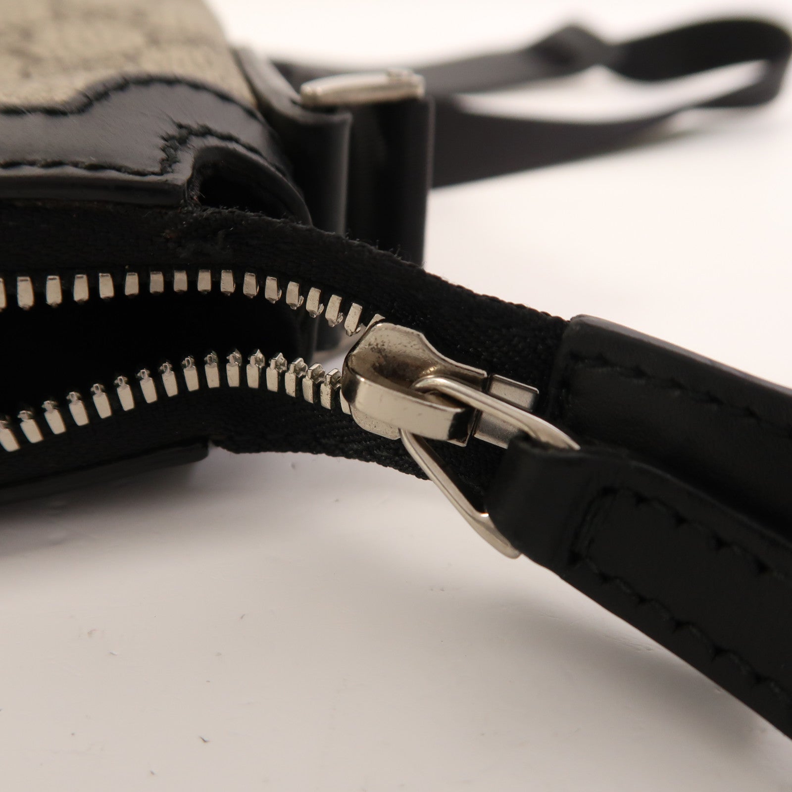 GUCCI 塗層帆布GG Supreme Shoulder Bag銀扣肩背袋