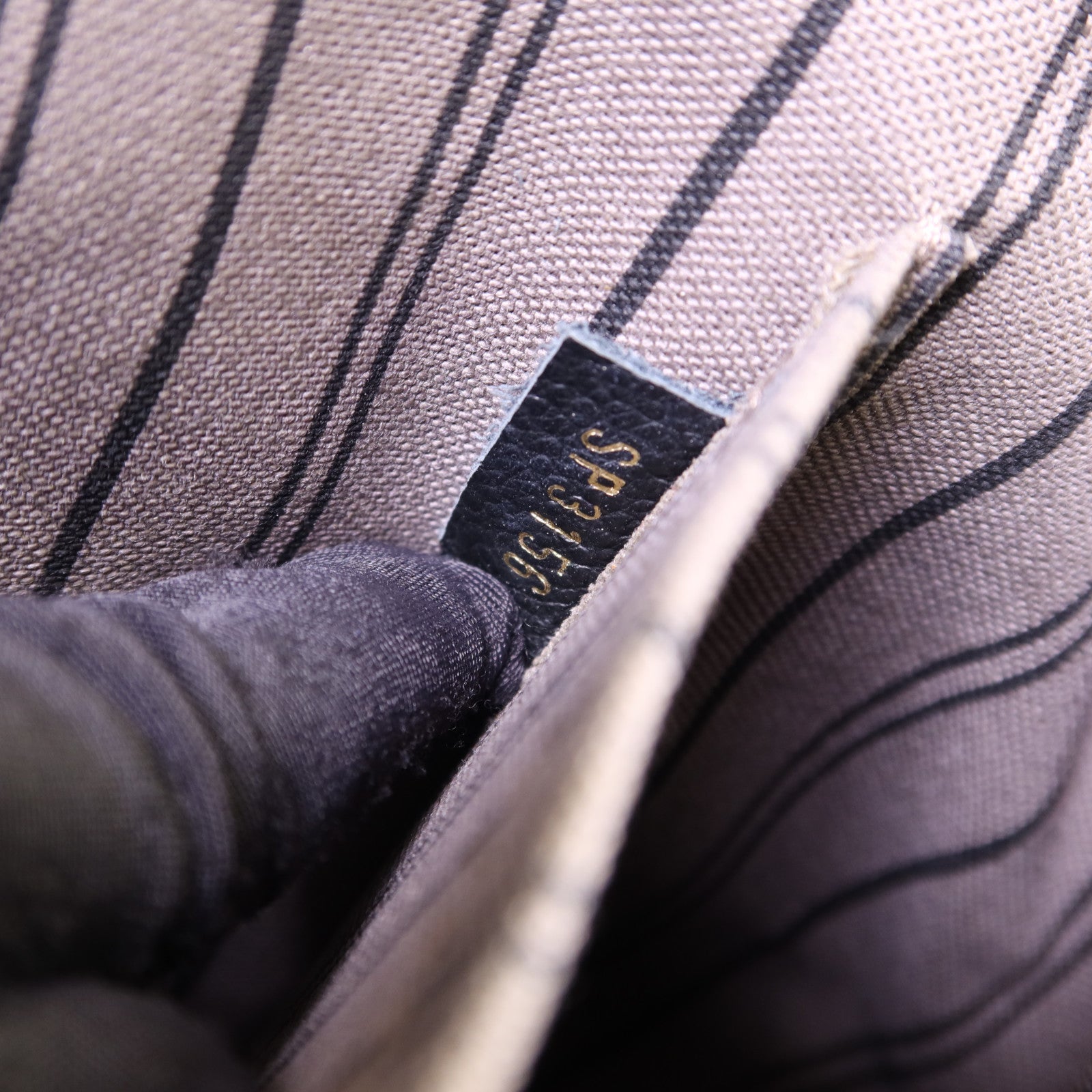 LOUIS VUITTON Monogram Empreinte Montaigne MM金扣手挽肩背兩用袋