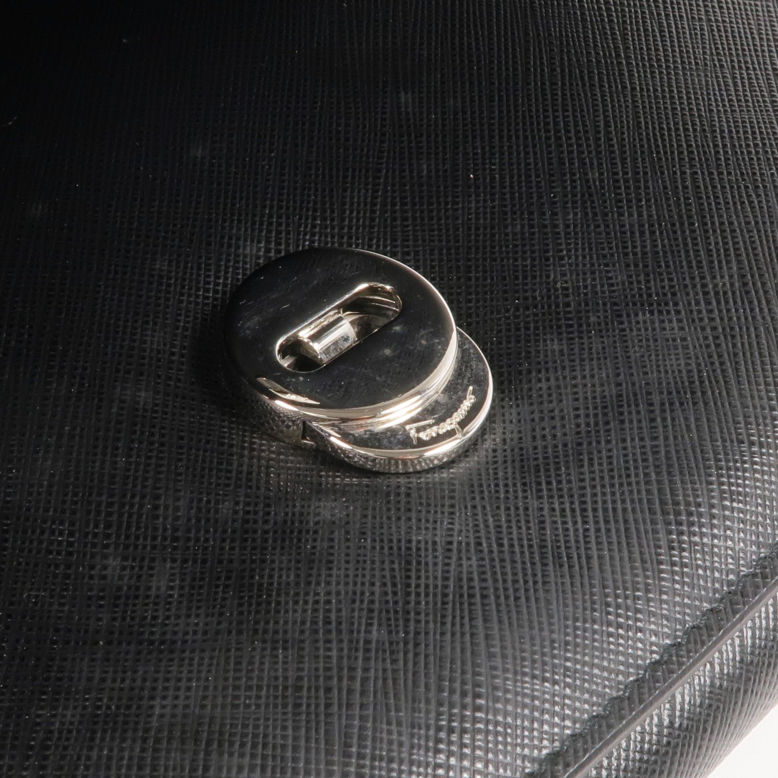 Salvatore Ferragamo 牛皮皮革Shoulder Bag銀扣鏈帶肩背袋