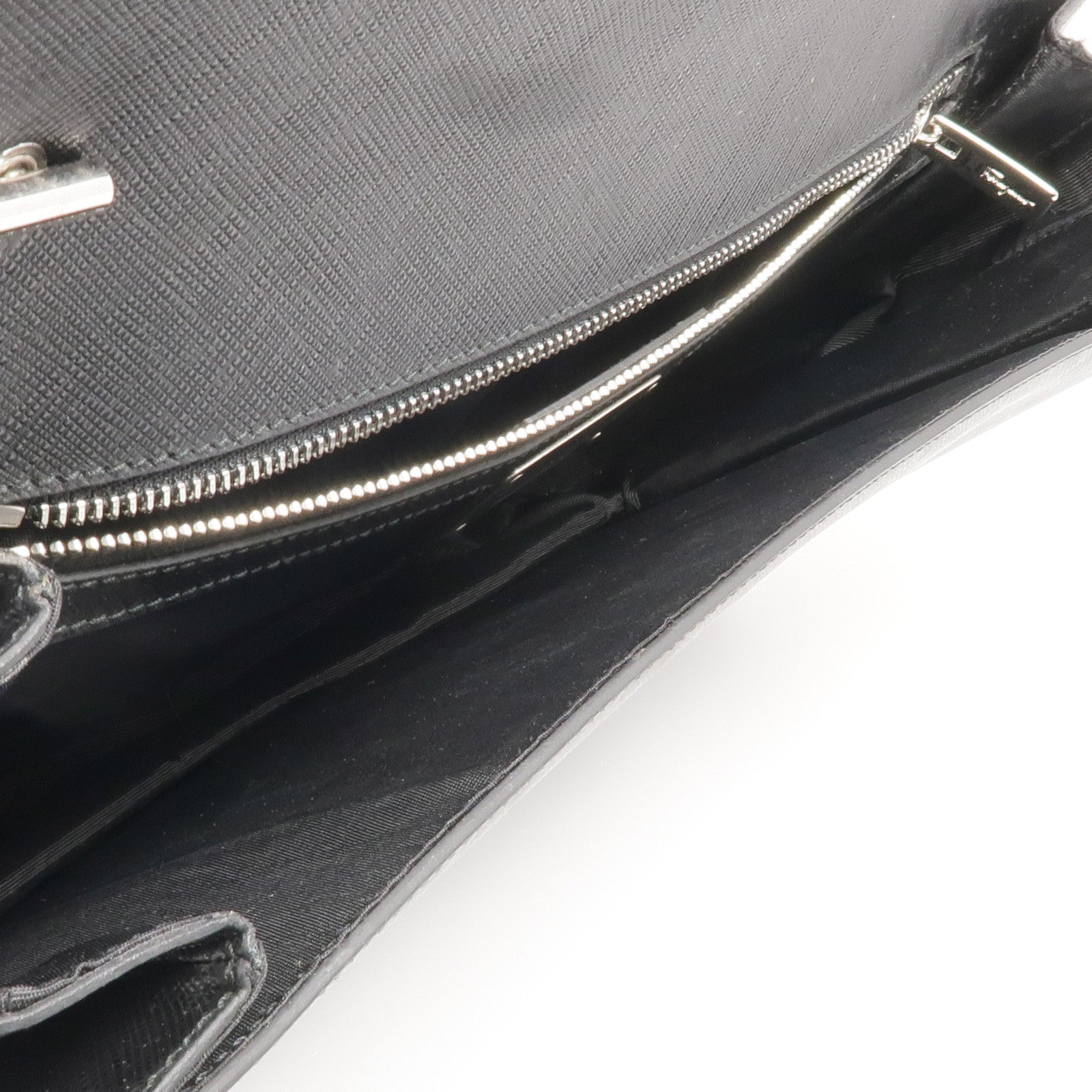 Salvatore Ferragamo 牛皮皮革Shoulder Bag銀扣鏈帶肩背袋