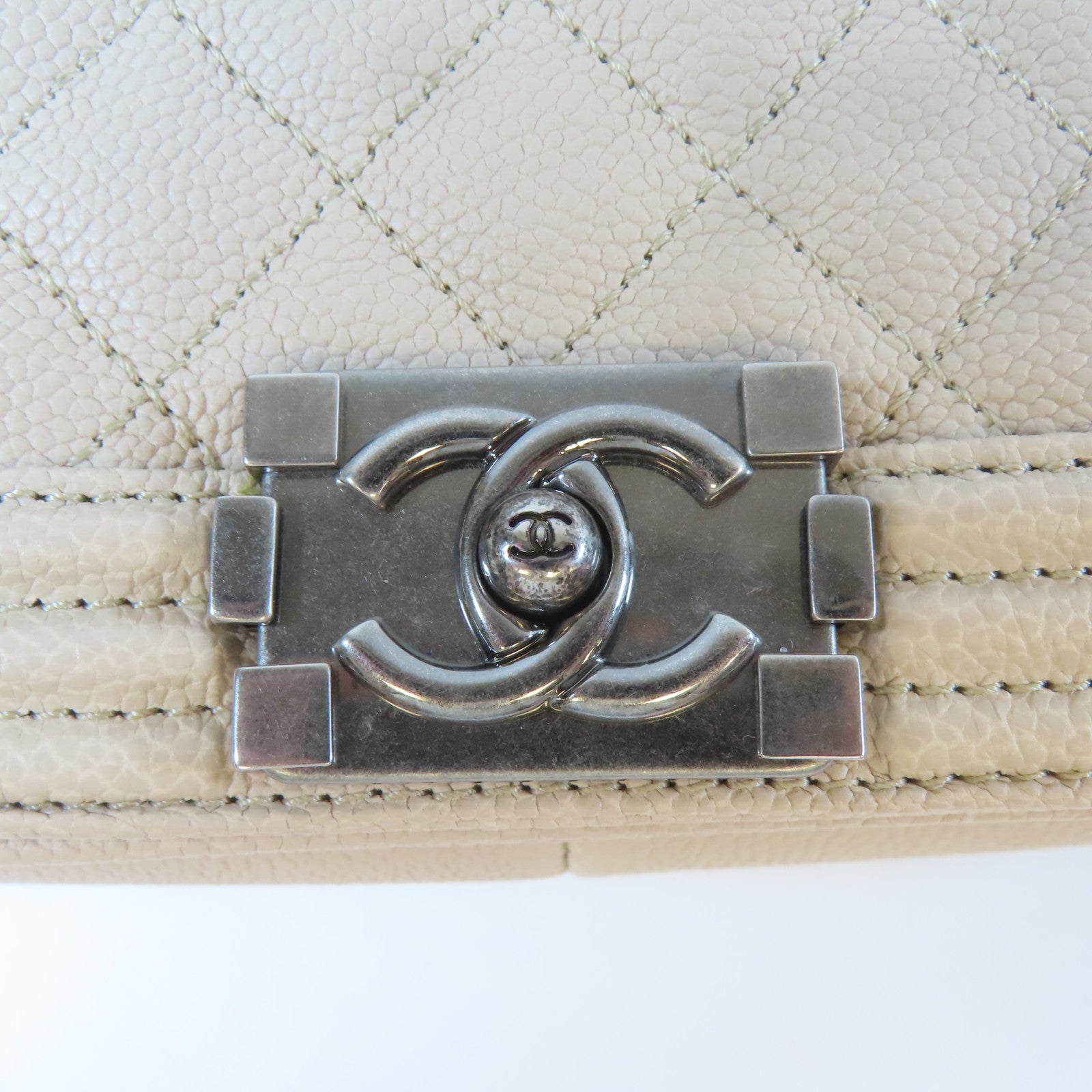 CHANEL 【激減優惠】菱格Caviar皮革Boy Clutch銀扣手拿包米色