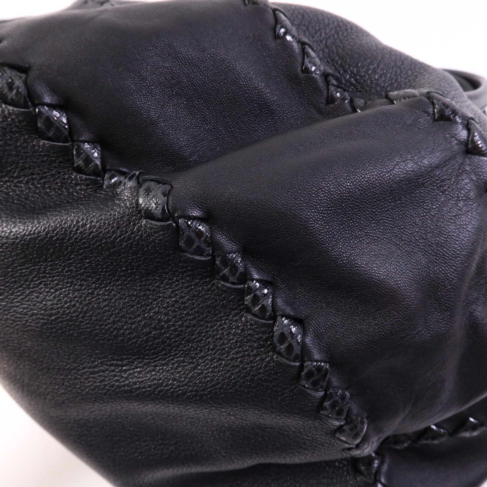 BOTTEGA VENETA 牛皮皮革Cushion Bag銀扣手挽袋