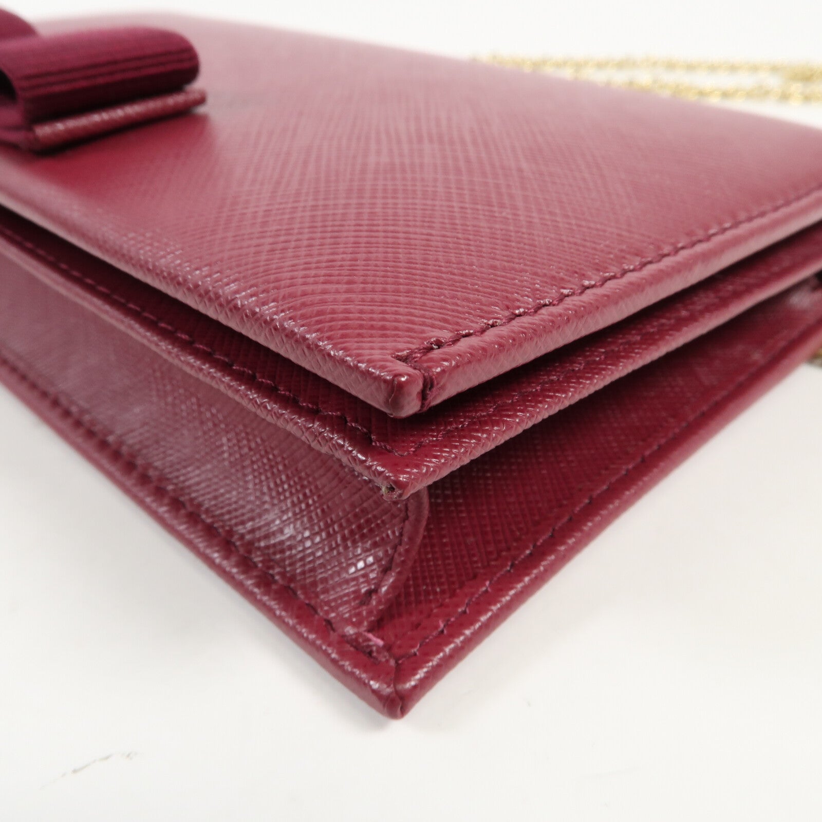 Salvatore Ferragamo 牛皮皮革Vara Wallet On Chain金扣鏈帶肩背袋