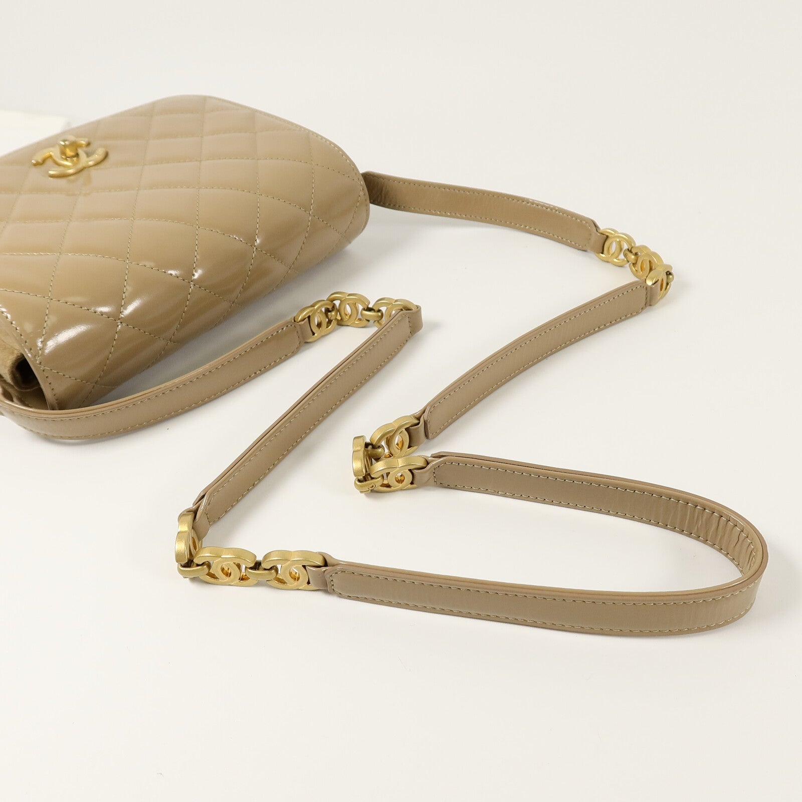 CHANEL 漆皮皮革Mini Messenger Bag肩背袋