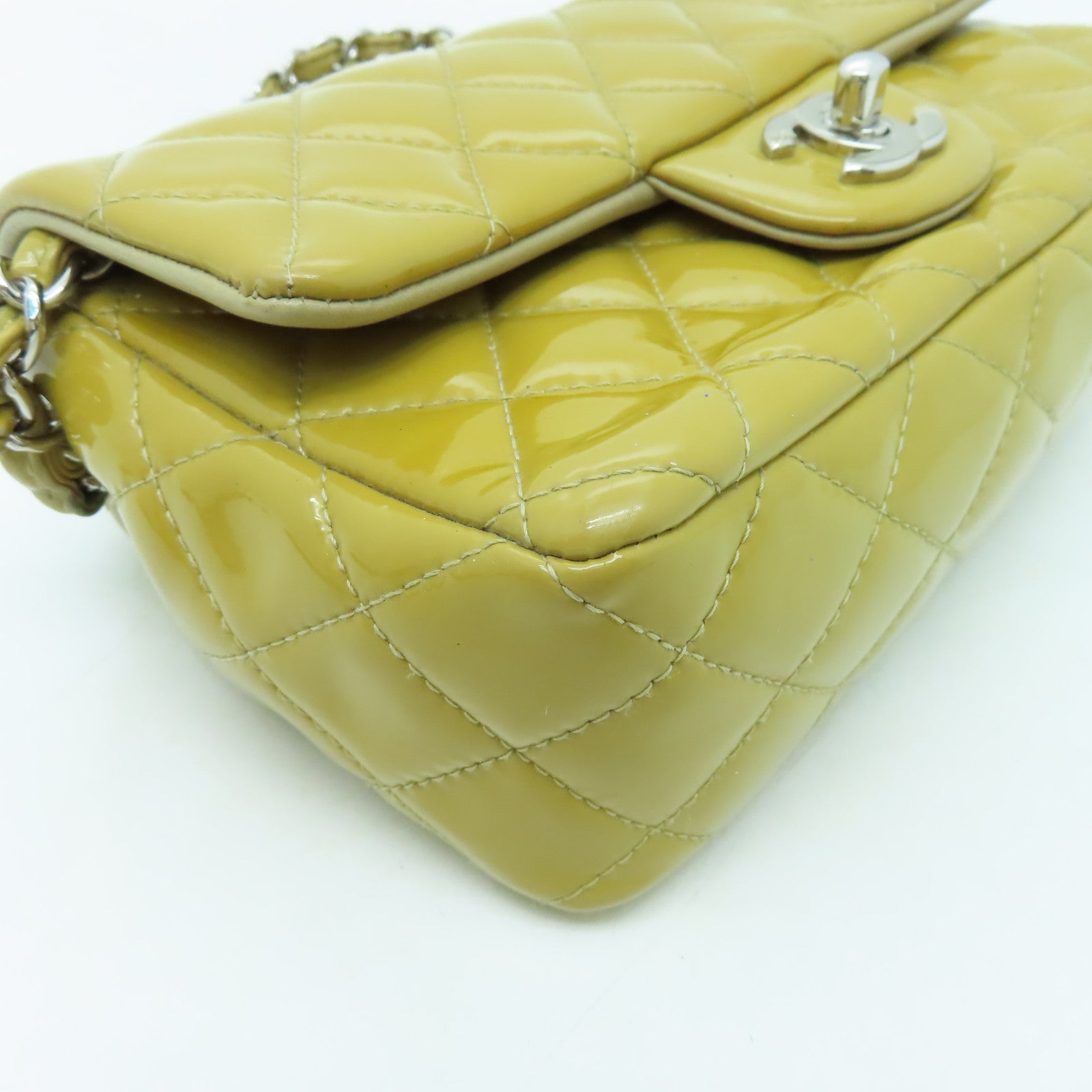 CHANEL 【清倉大減價】菱格漆皮皮革Classic 20cm銀扣鏈帶肩背袋黃色