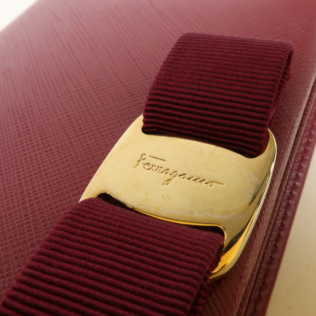 Salvatore Ferragamo 牛皮皮革Vara Wallet On Chain金扣鏈帶肩背袋