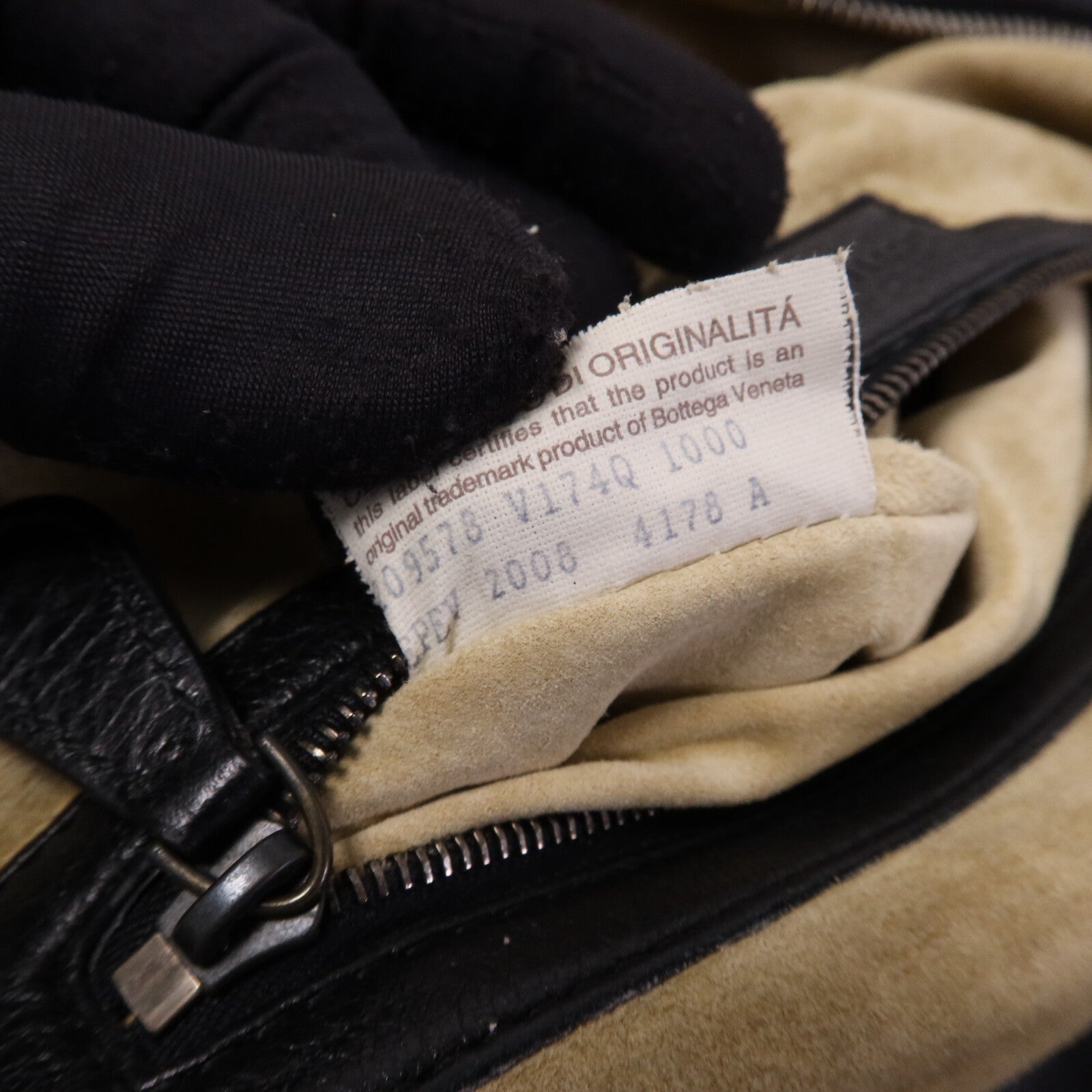 BOTTEGA VENETA 牛皮皮革Cushion Bag銀扣手挽袋